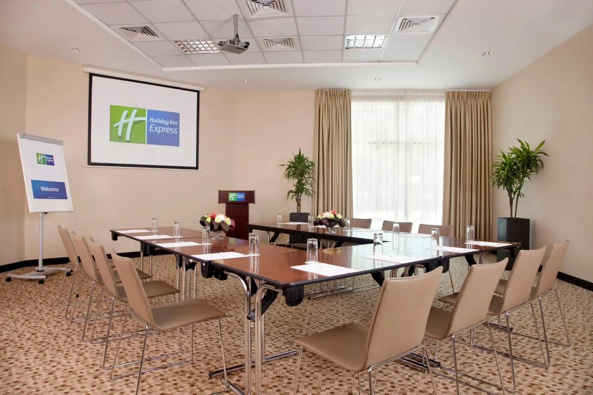 Meeting/conference room in Holiday Inn Express Dubai Safa Park by IHG