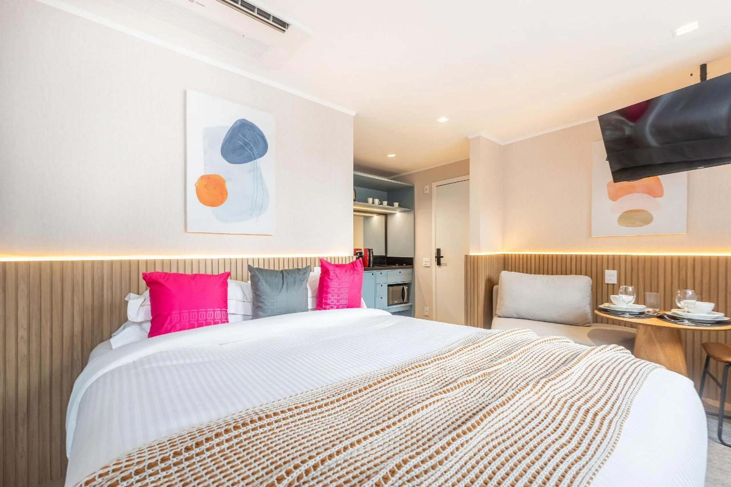 Bedroom, Bed in Housi Paulista