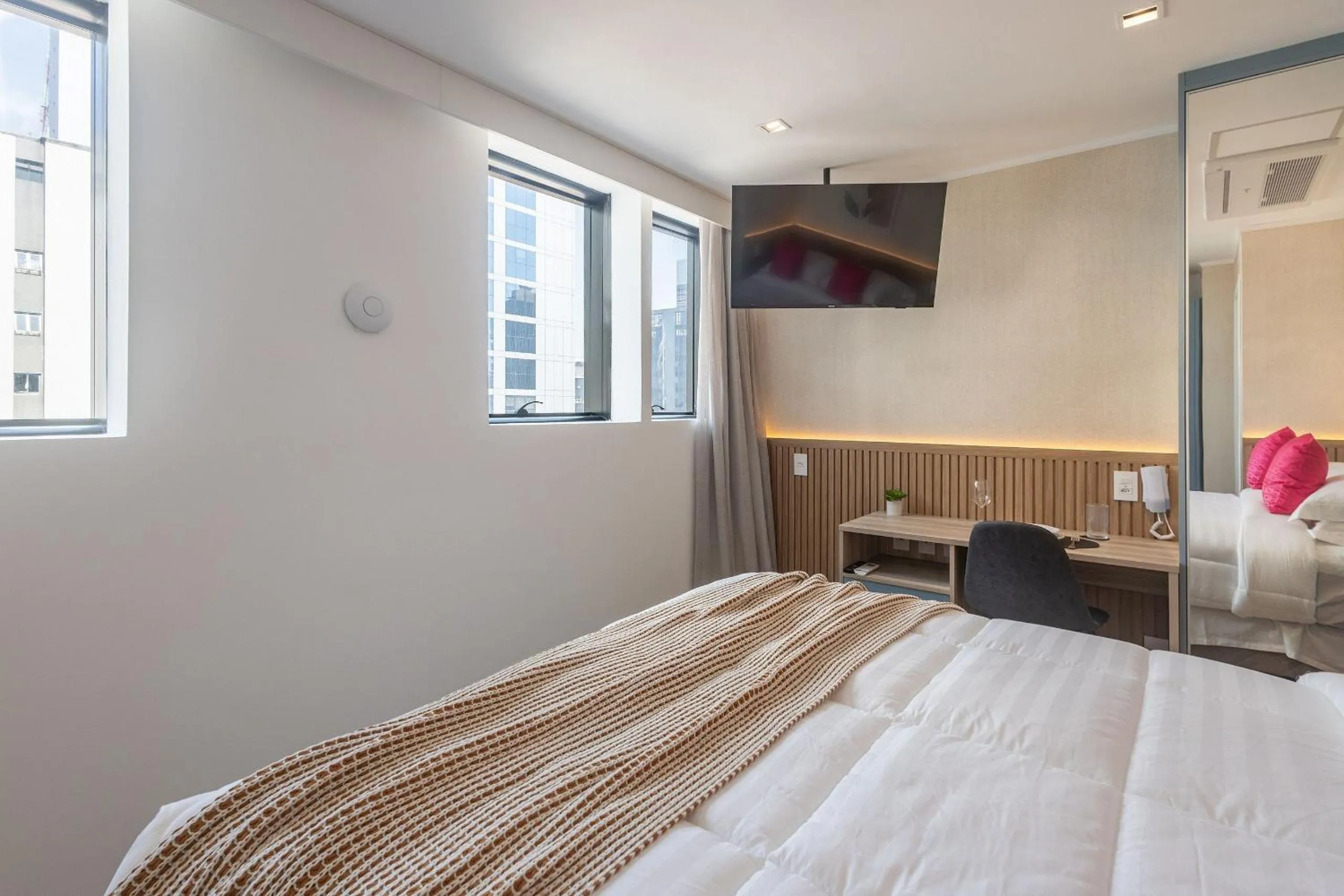 Bed in Housi Paulista