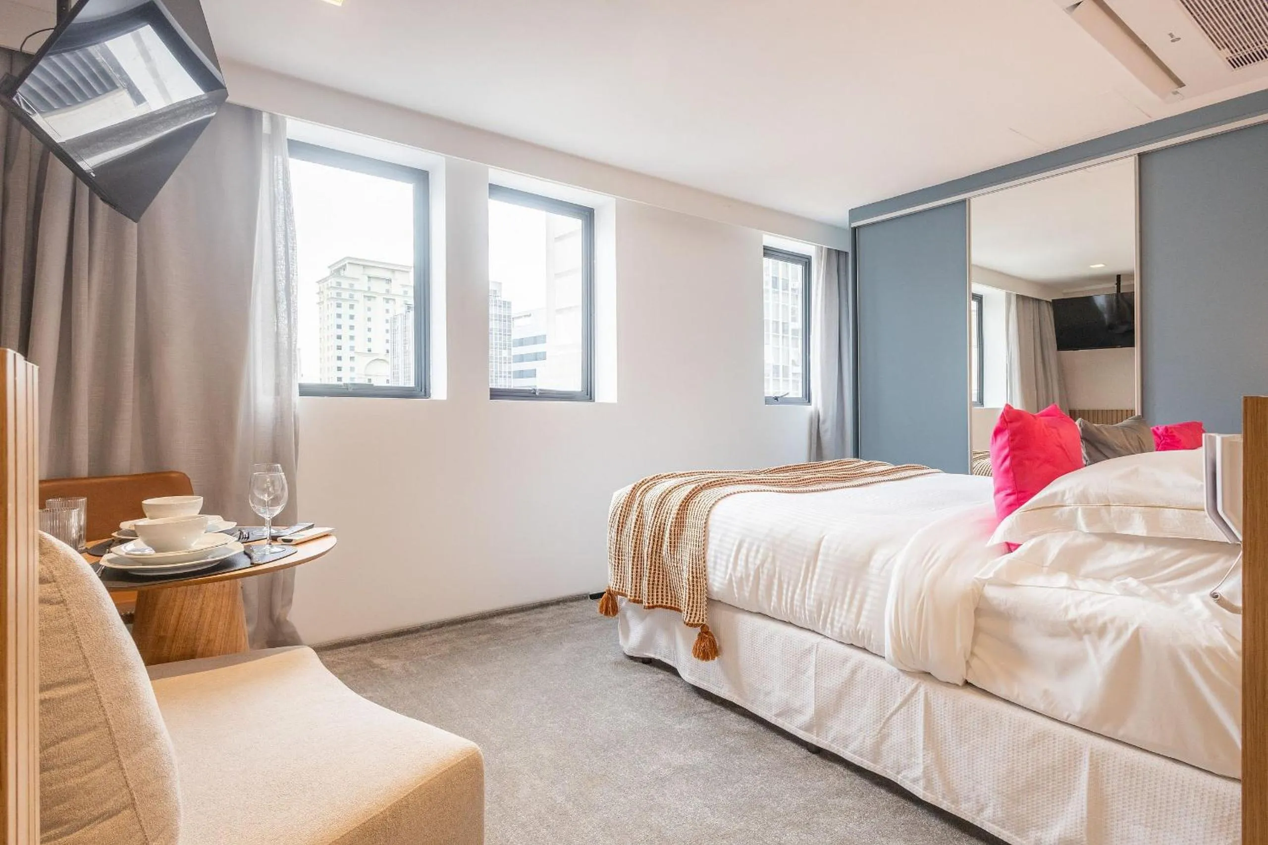 Photo of the whole room, Bed in Housi Paulista