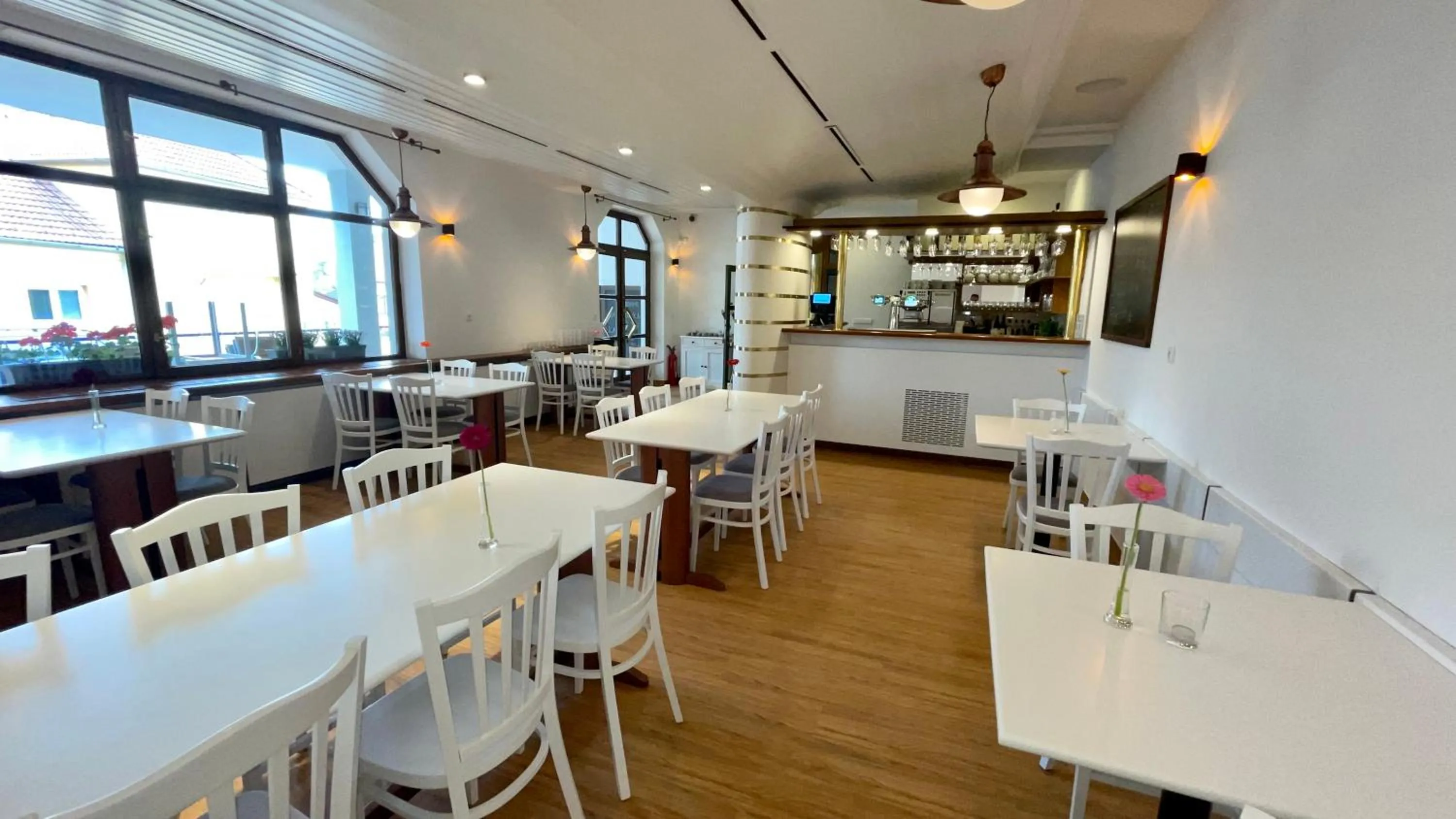 Restaurant/places to eat in Hotel Laguna & restaurant