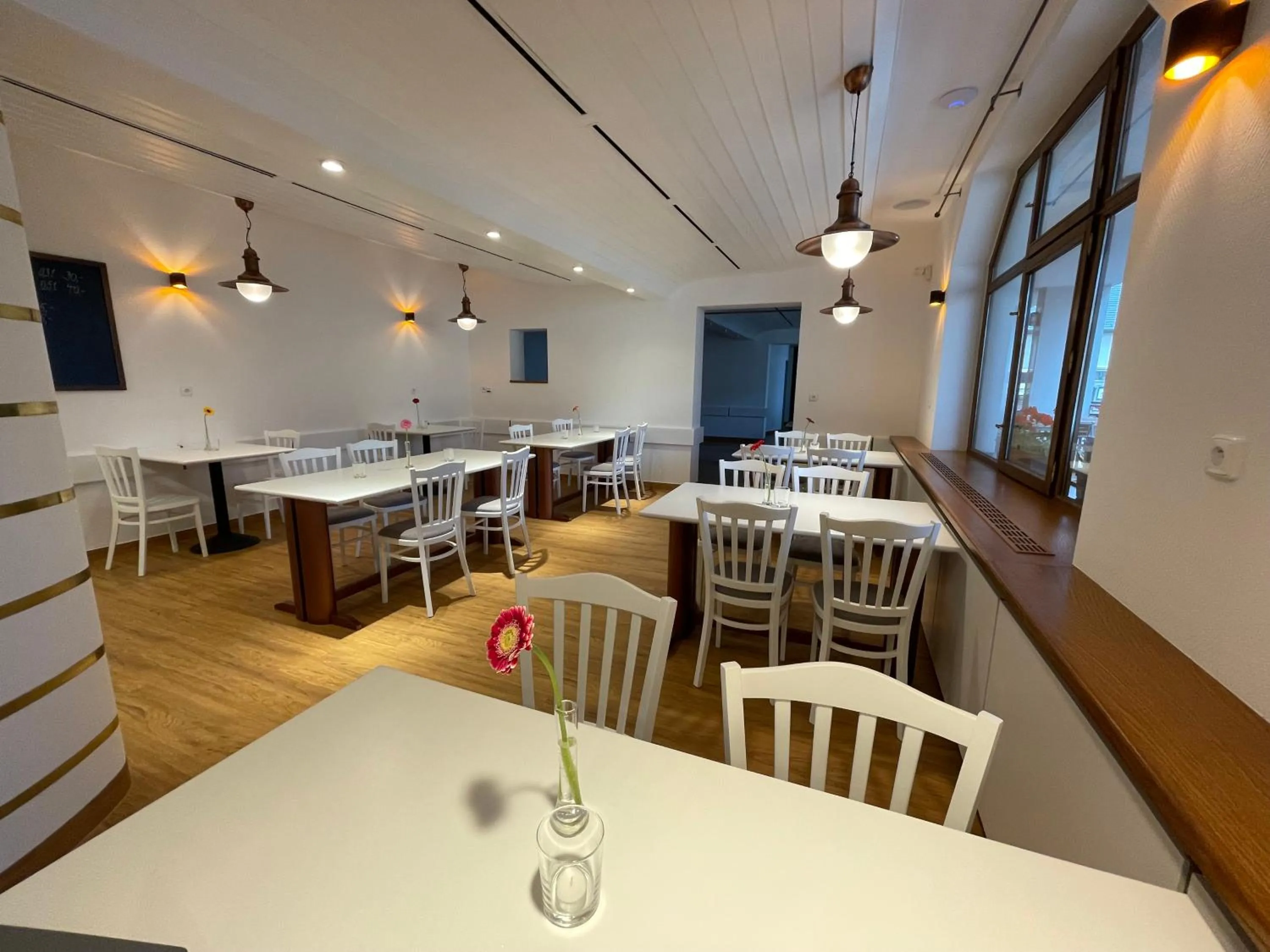 Restaurant/places to eat in Hotel Laguna & restaurant