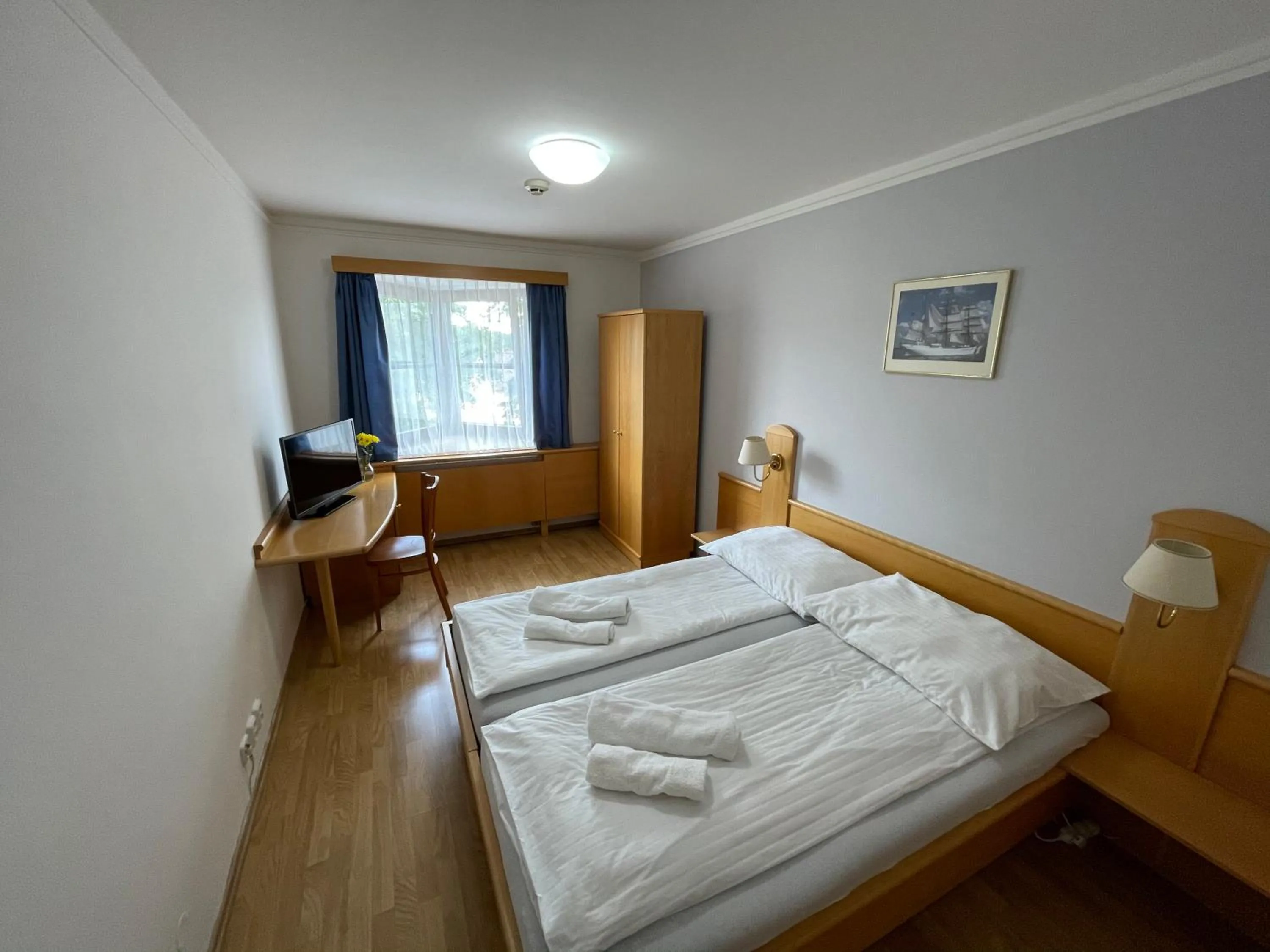 Photo of the whole room, Bed in Hotel Laguna & restaurant