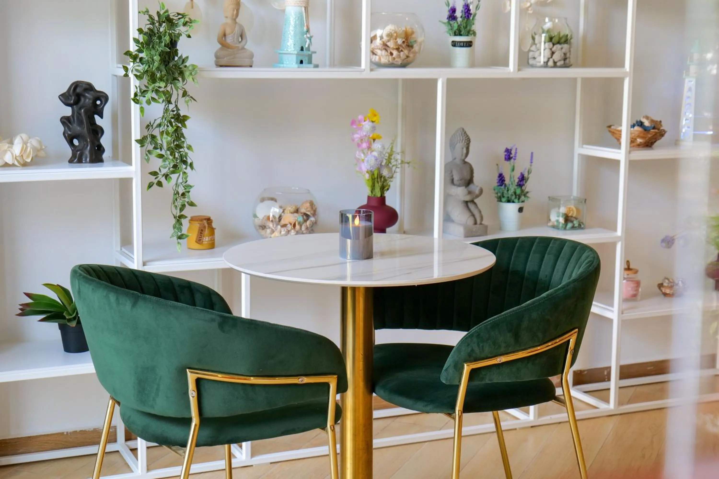 Lobby or reception in 6 Milje Hotel