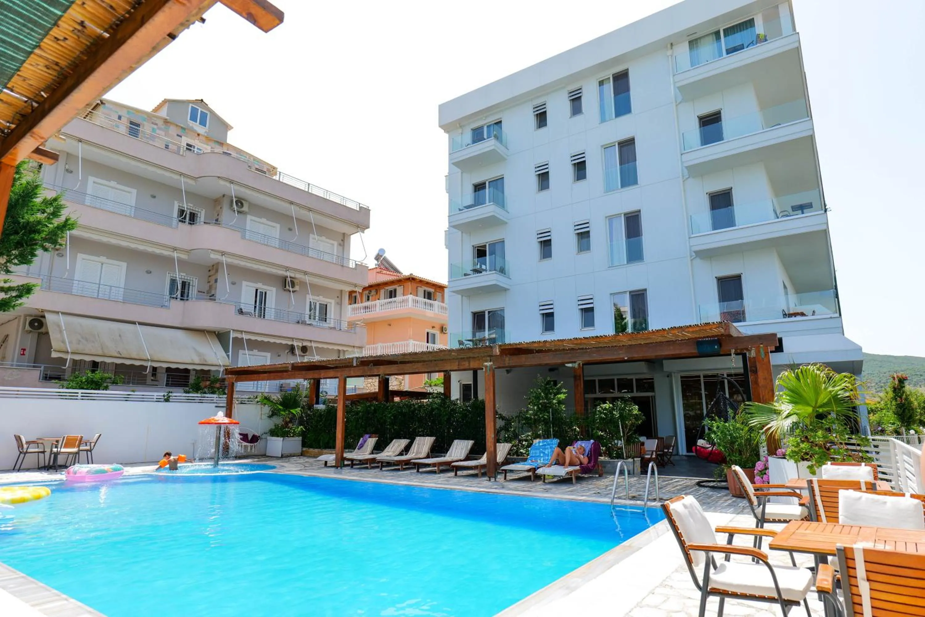 Swimming pool in 6 Milje Hotel