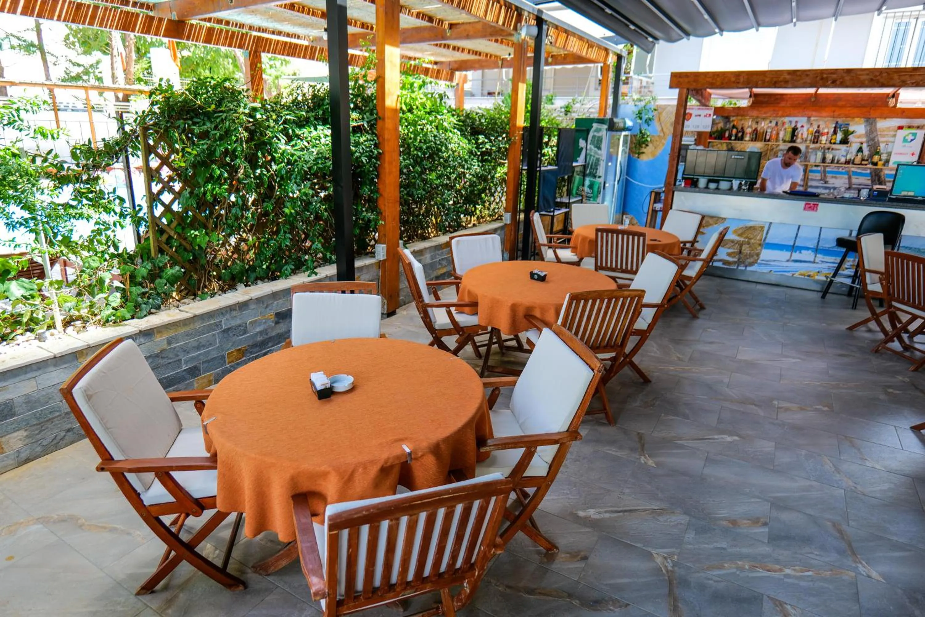 Restaurant/places to eat in 6 Milje Hotel