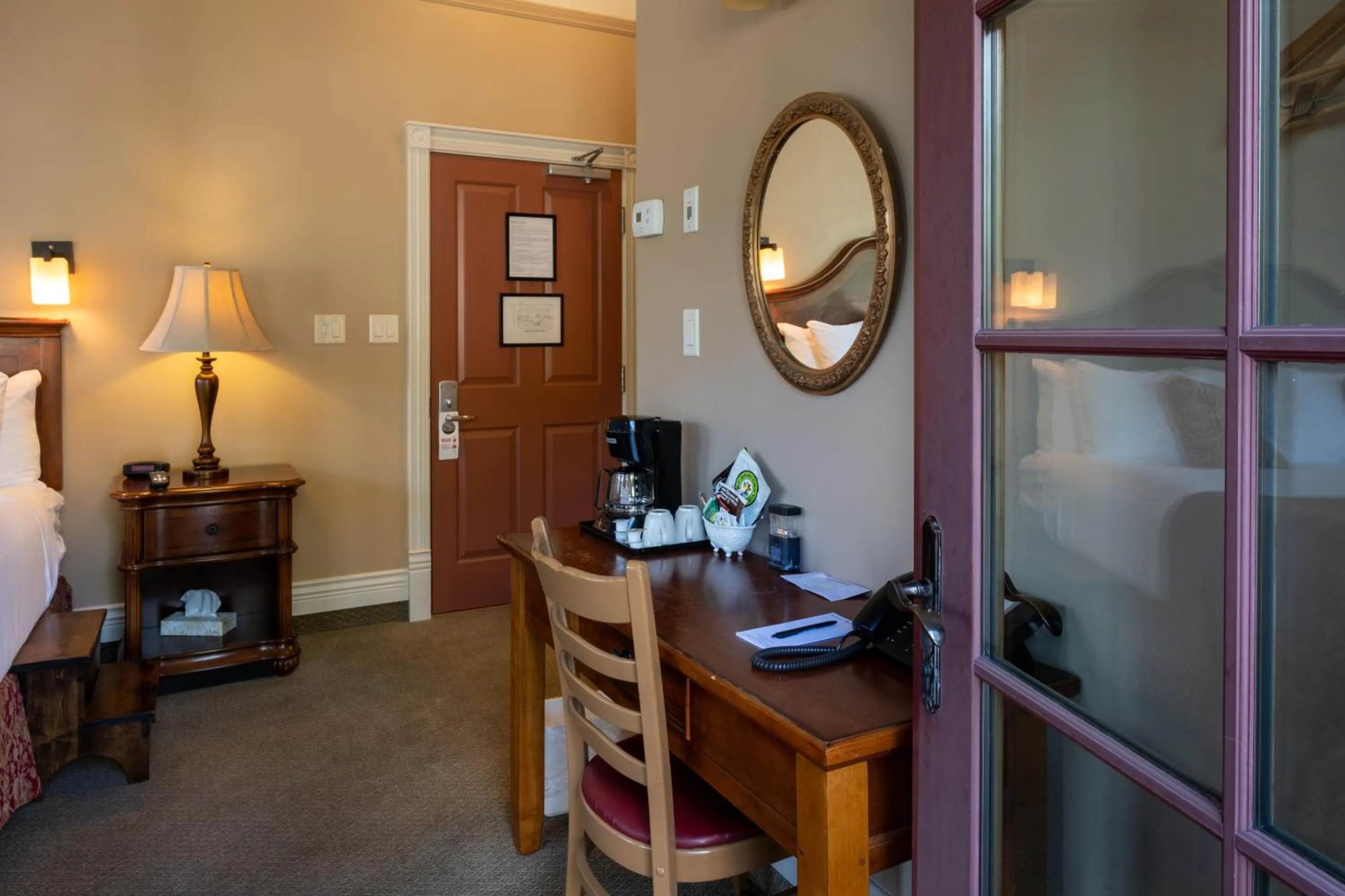 hair dresser, Bed in Kaslo Hotel