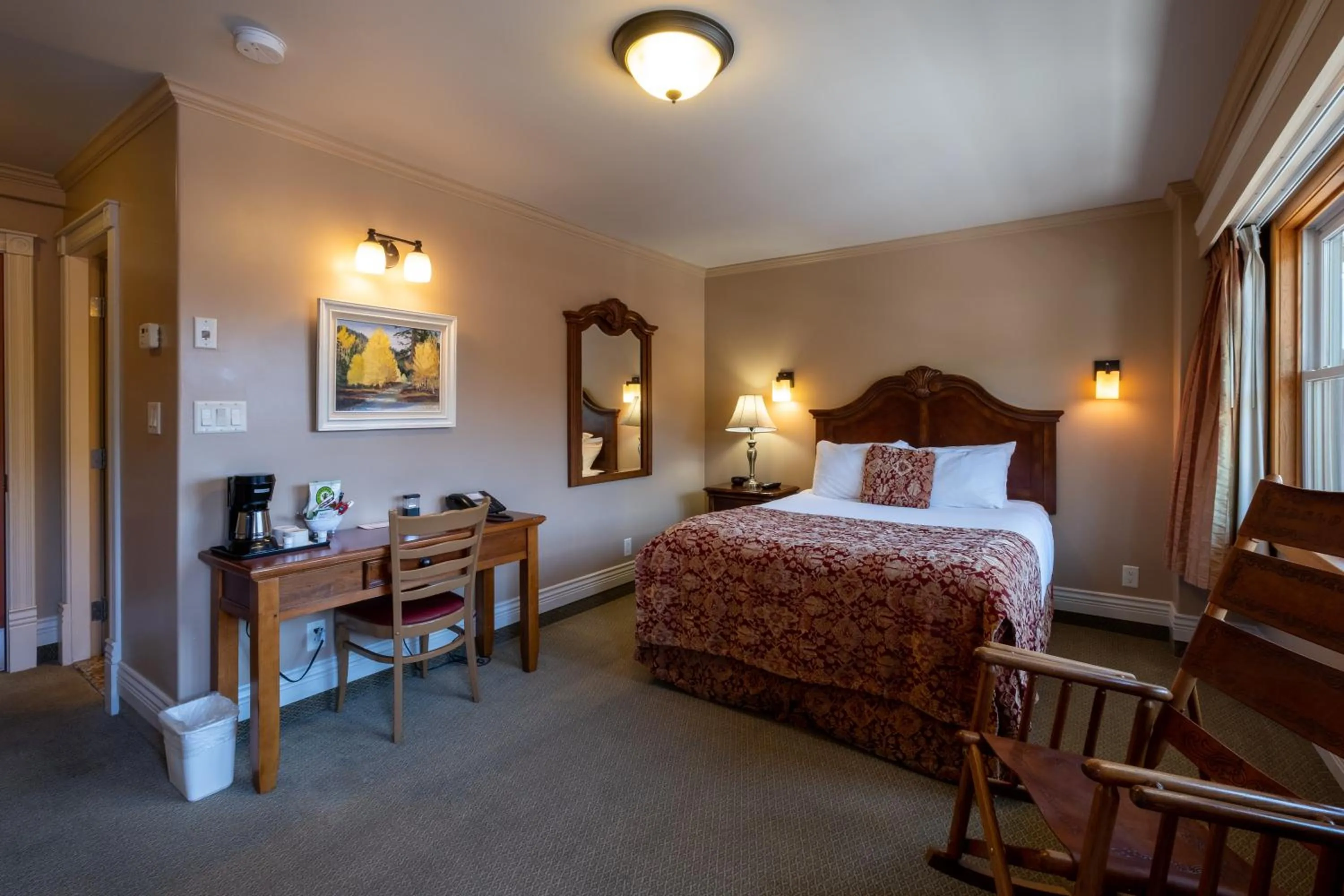 Bedroom, Bed in Kaslo Hotel