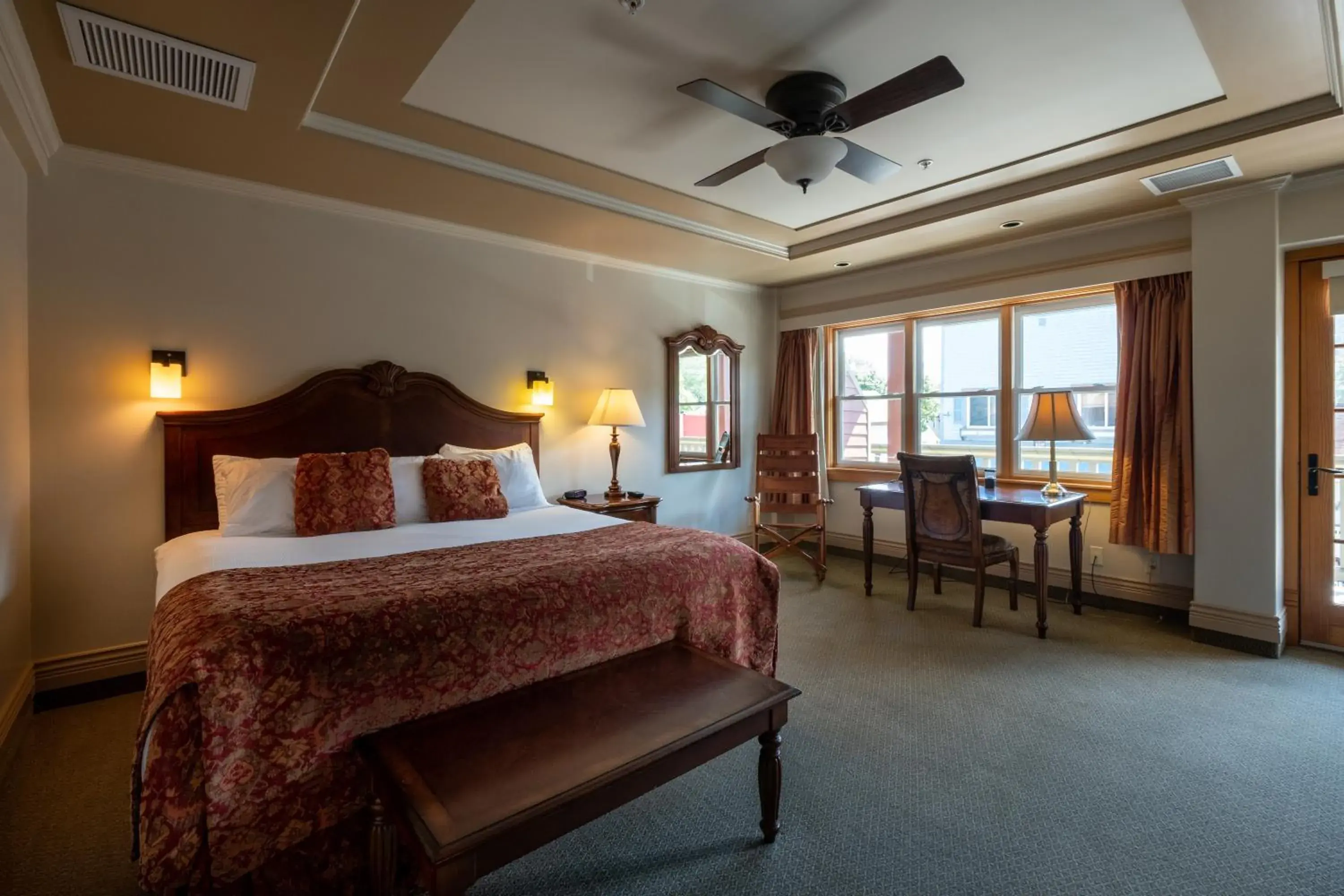 King Room with Mountain View in Kaslo Hotel King Room with Mountain View in Kaslo Hotel