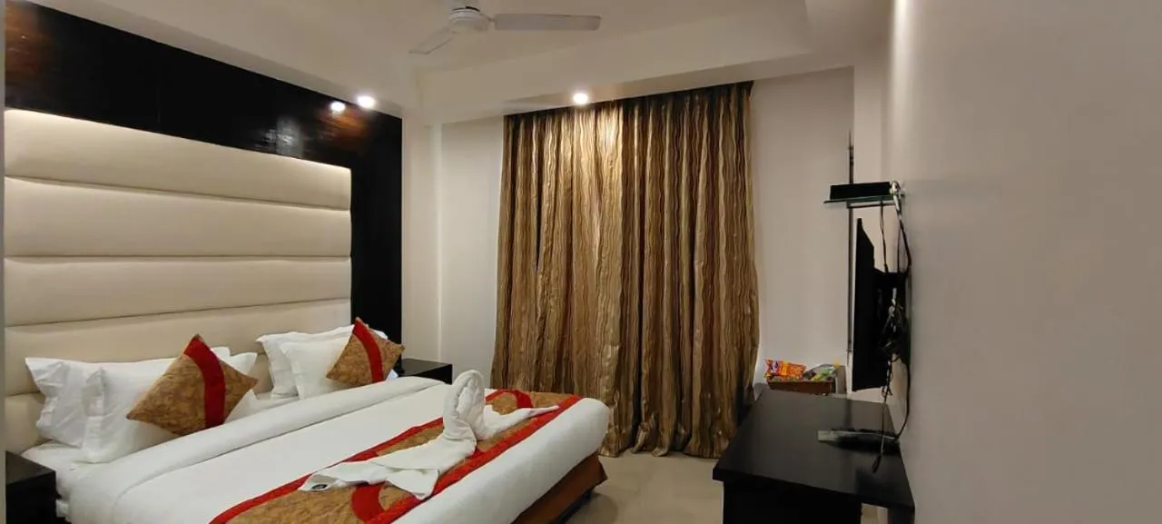 Photo of the whole room, Bed in Hotel Benz International, Karol Bagh