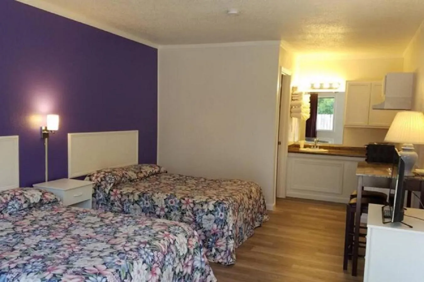 Photo of the whole room, Bed in Unity Lodge