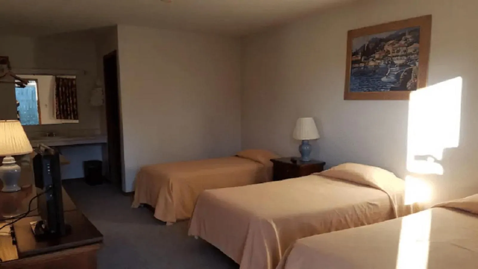 Photo of the whole room, Bed in Unity Lodge