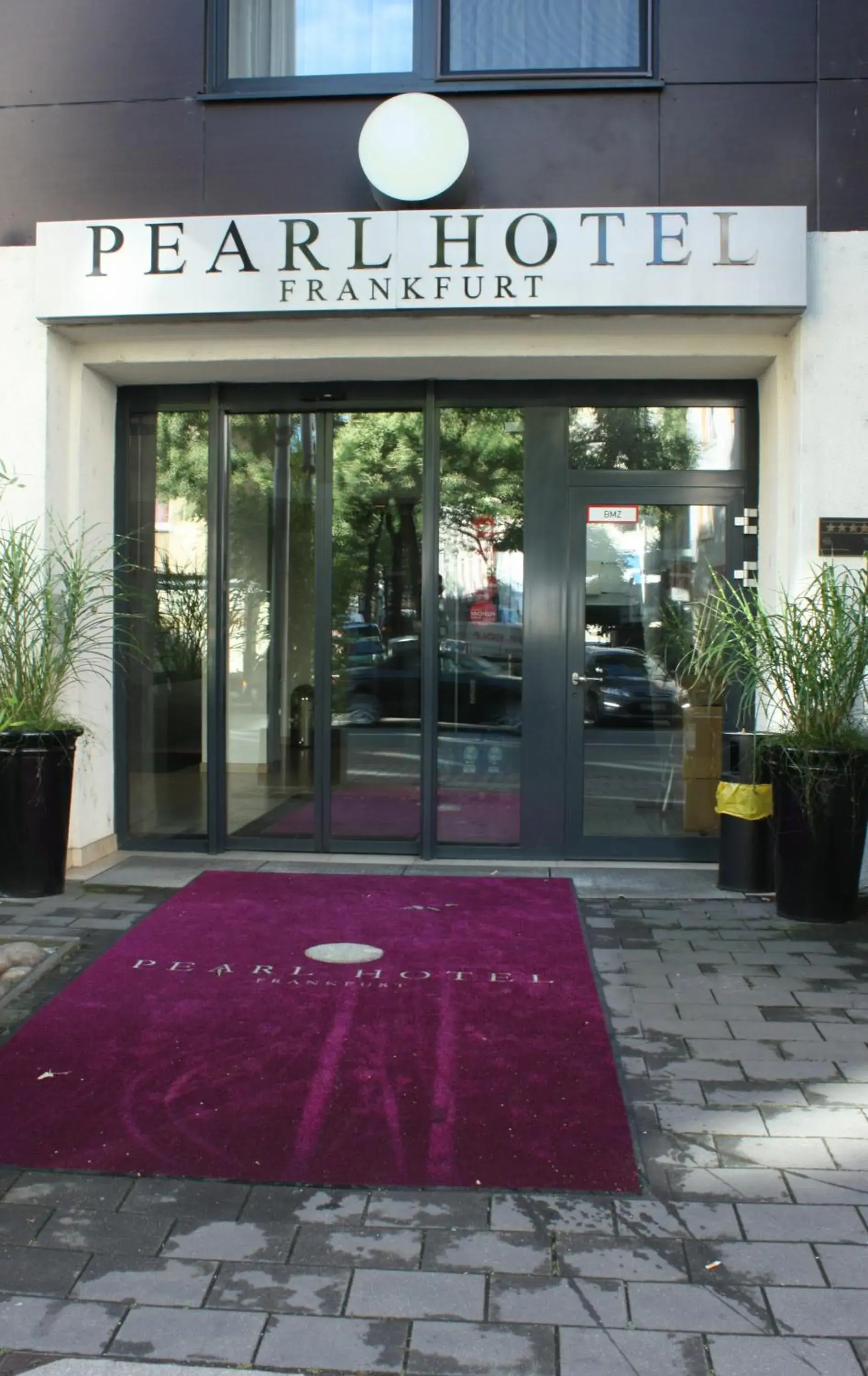 Facade/entrance in Pearl Design Hotel - Frankfurt City