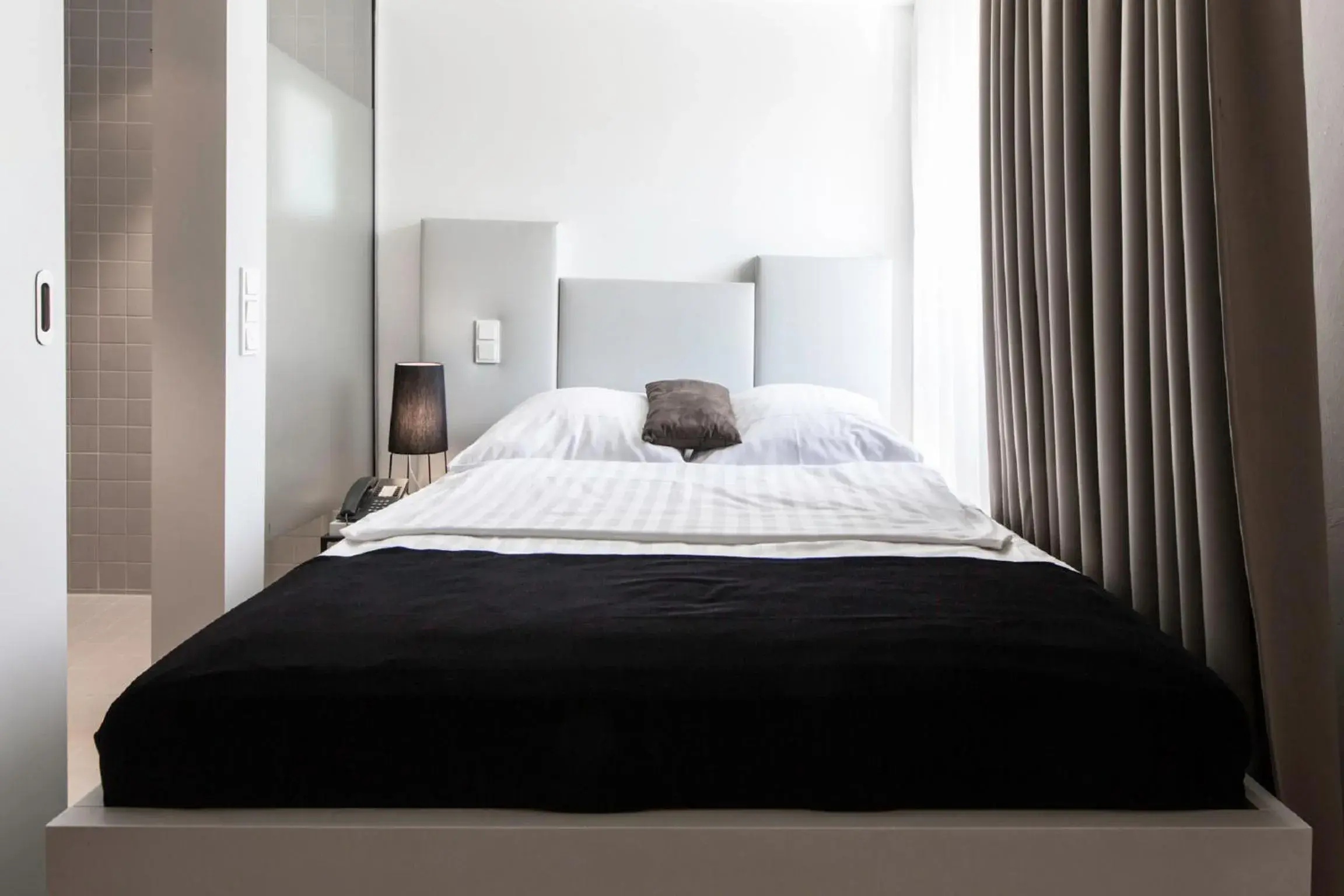 Bed in Pearl Design Hotel - Frankfurt City