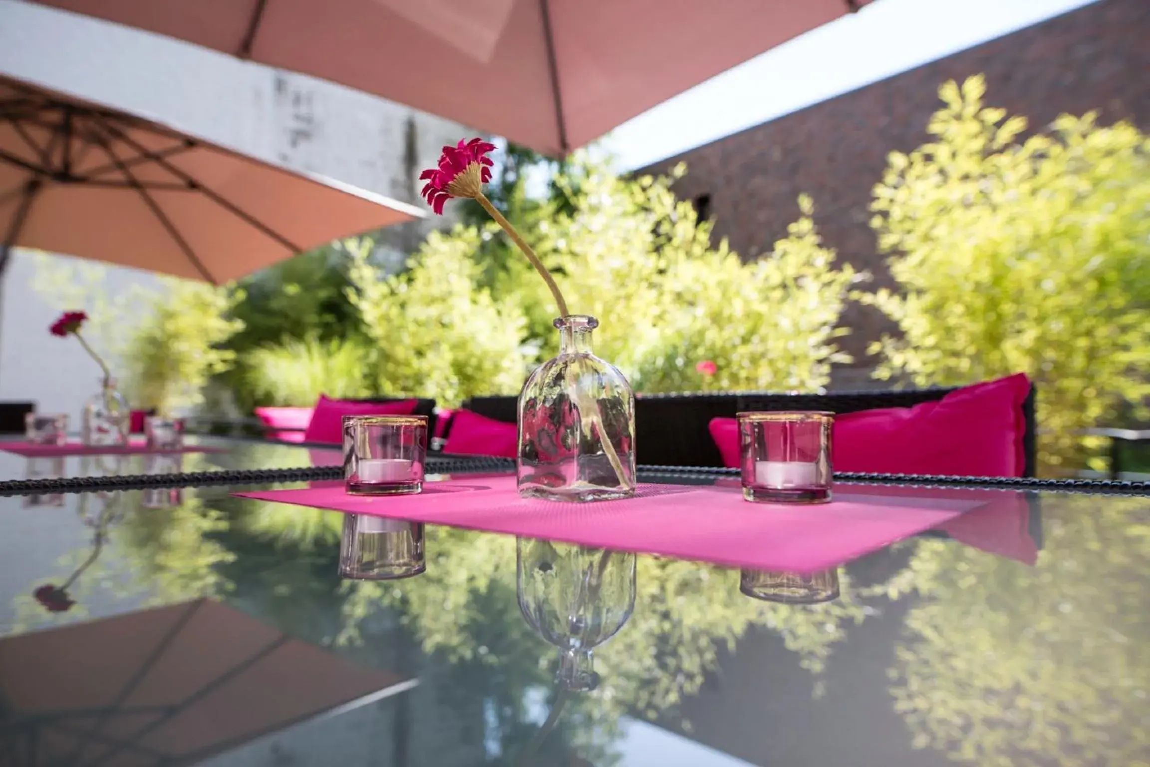 Balcony/Terrace, Swimming Pool in Pearl Design Hotel - Frankfurt City