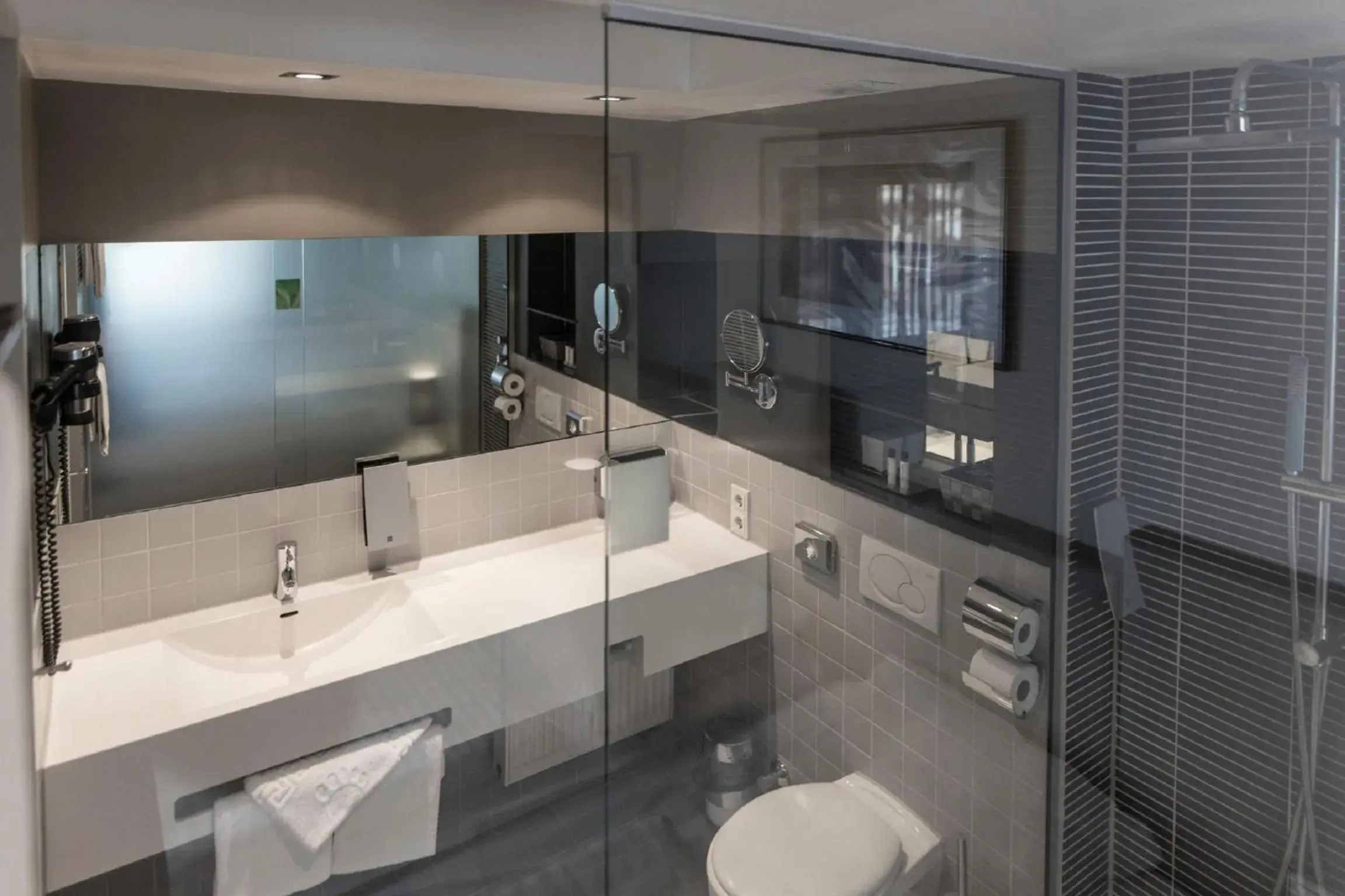 Shower, Bathroom in Pearl Design Hotel - Frankfurt City