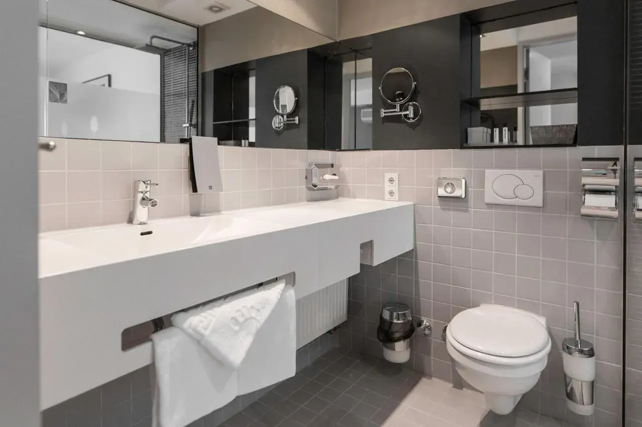 Shower, Bathroom in Pearl Design Hotel - Frankfurt City