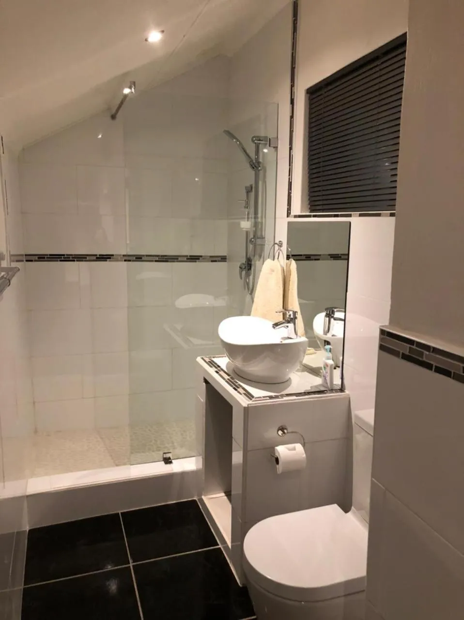 Bathroom in La Chapelle - The Apartment