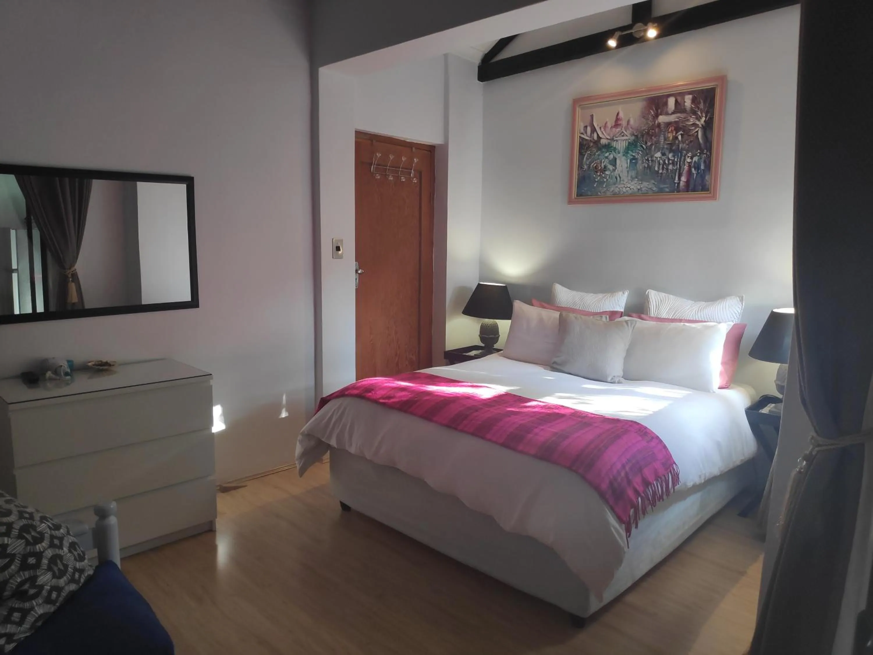Bed in La Chapelle - The Apartment