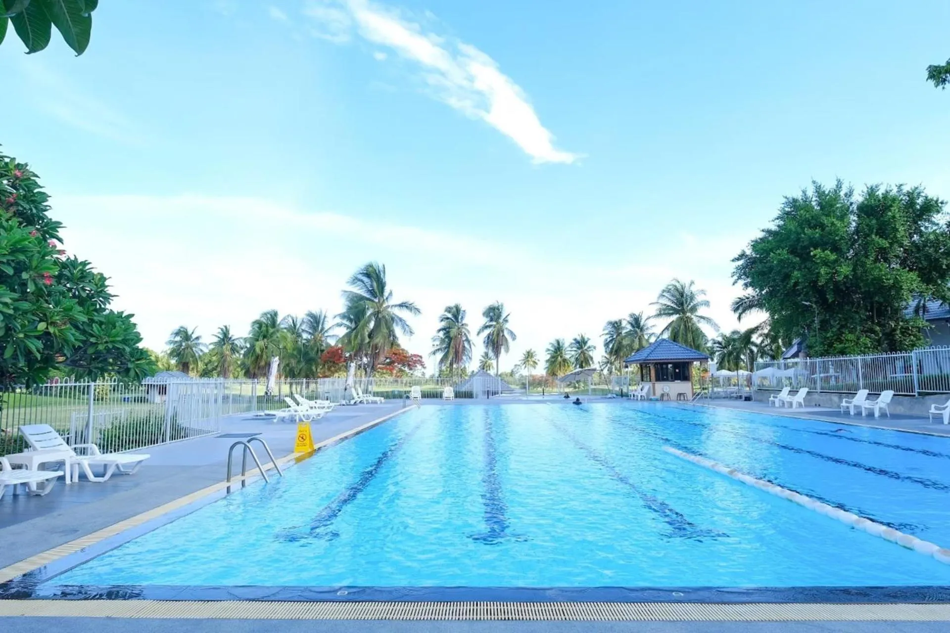 Swimming pool in Seastar Hotel and Service Apartment