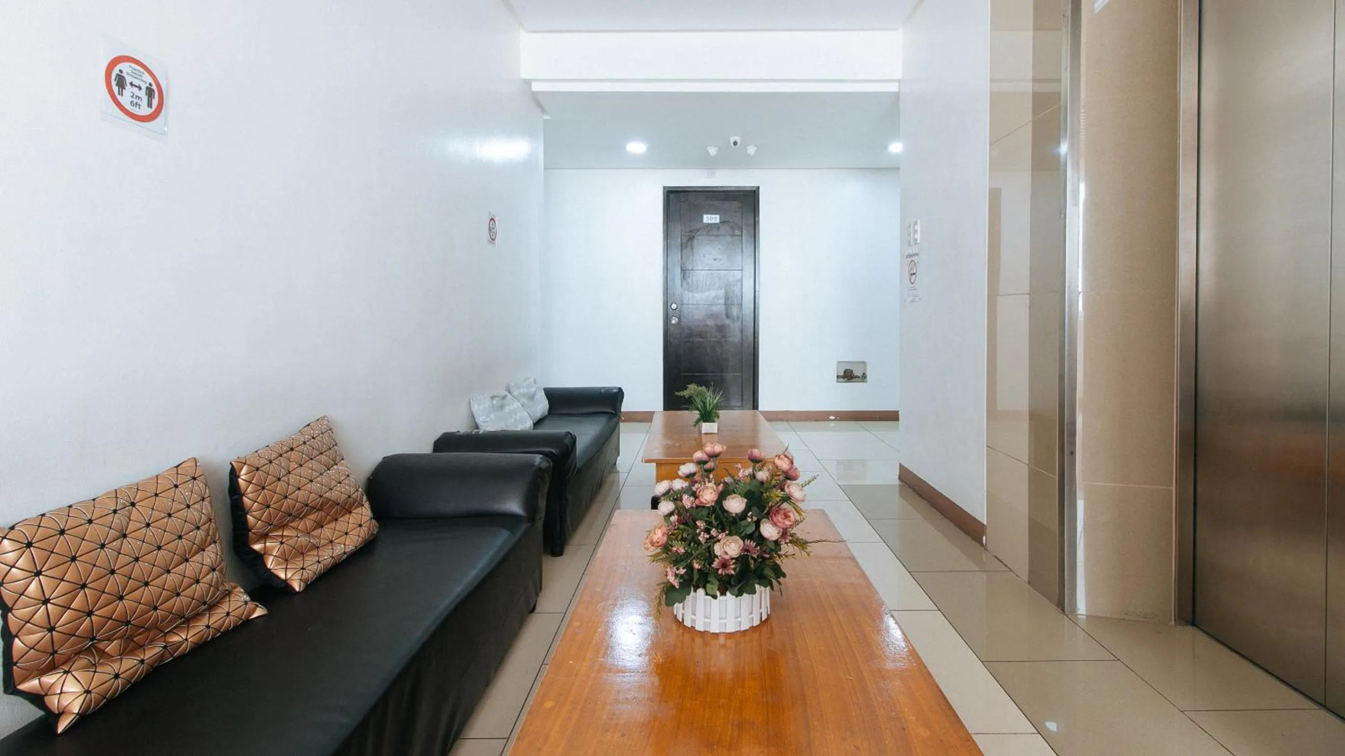 Lobby or reception in RedDoorz @ Jardin LRT Tayuman Manila