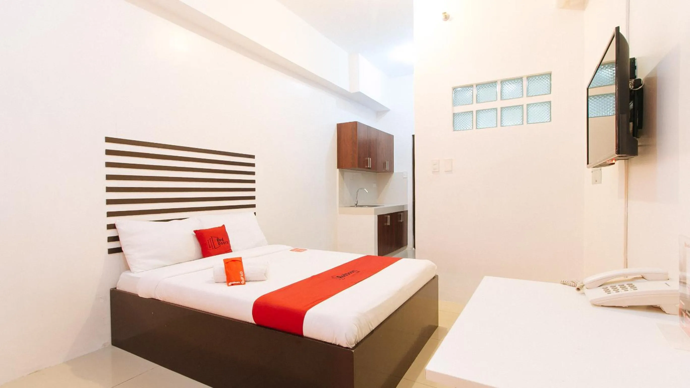 Bed in RedDoorz @ Jardin LRT Tayuman Manila