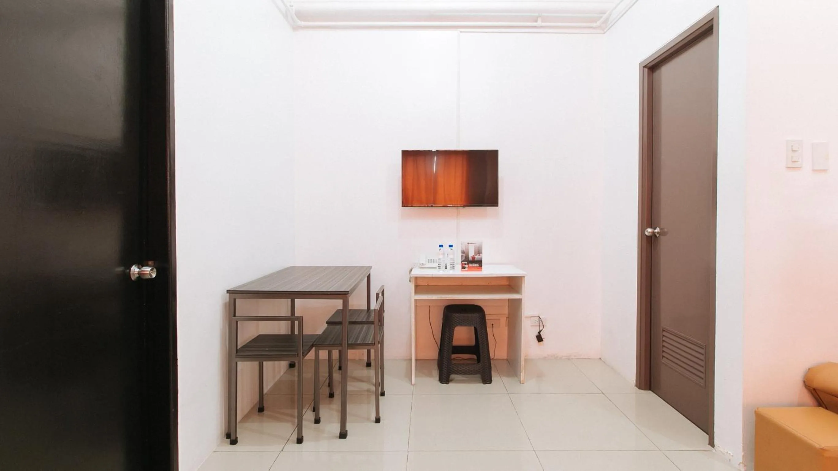 Kitchen or kitchenette in RedDoorz @ Jardin LRT Tayuman Manila