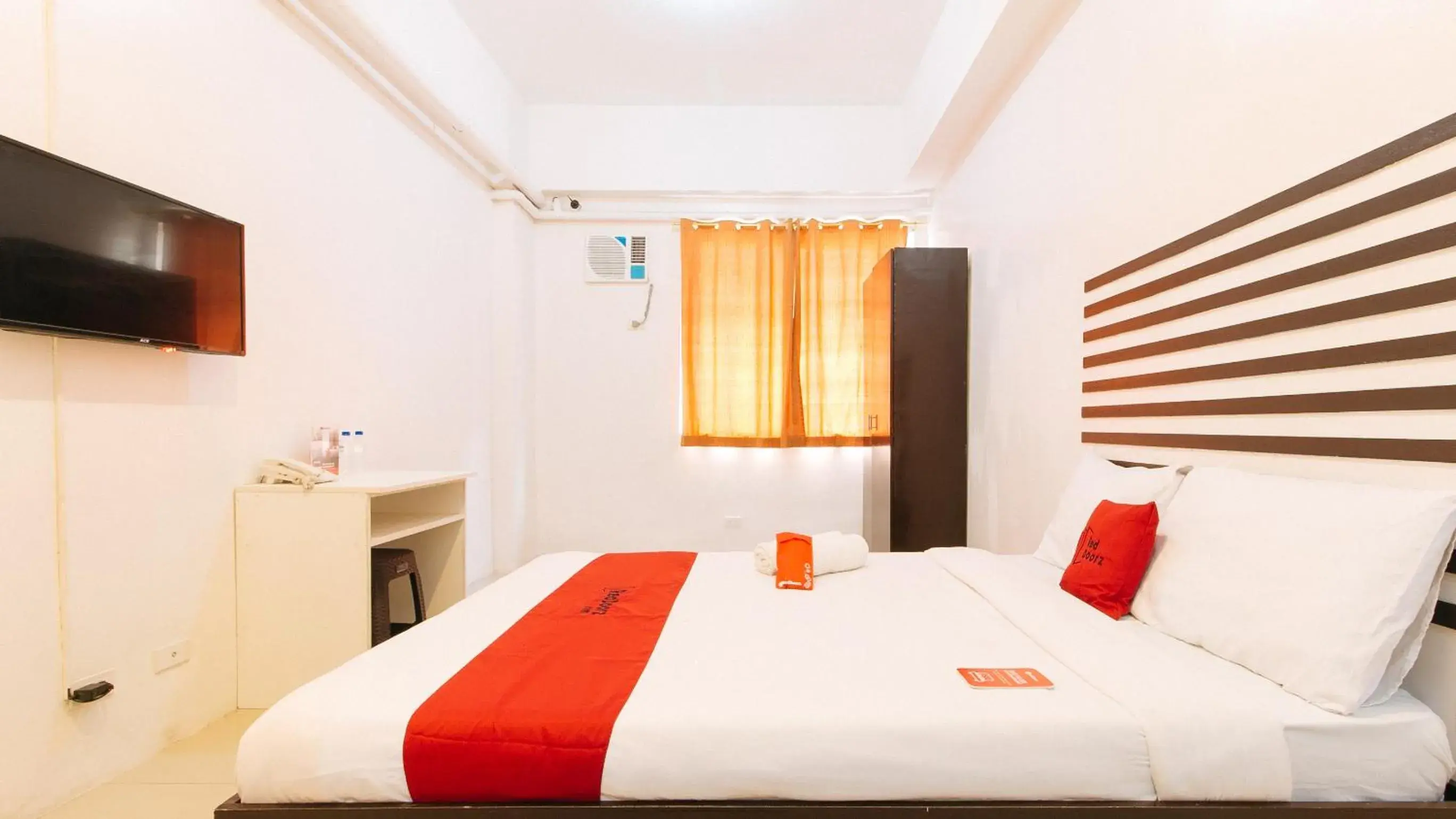 Bed in RedDoorz @ Jardin LRT Tayuman Manila Bed in RedDoorz @ Jardin LRT Tayuman Manila