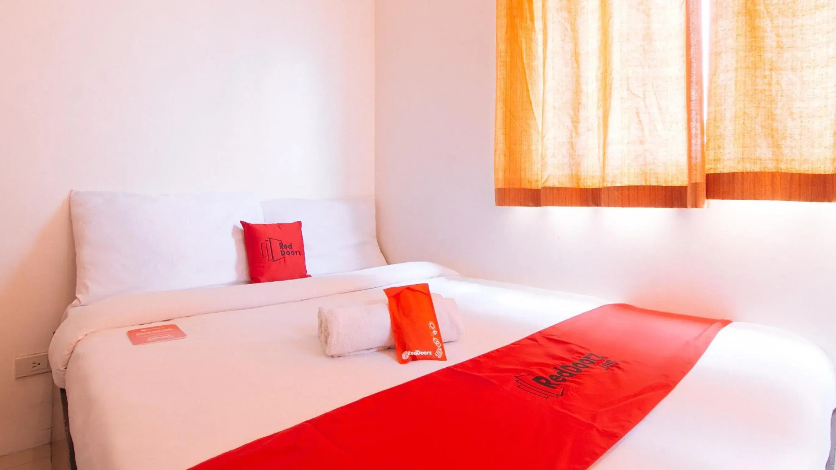 Bed in RedDoorz @ Jardin LRT Tayuman Manila Bed in RedDoorz @ Jardin LRT Tayuman Manila