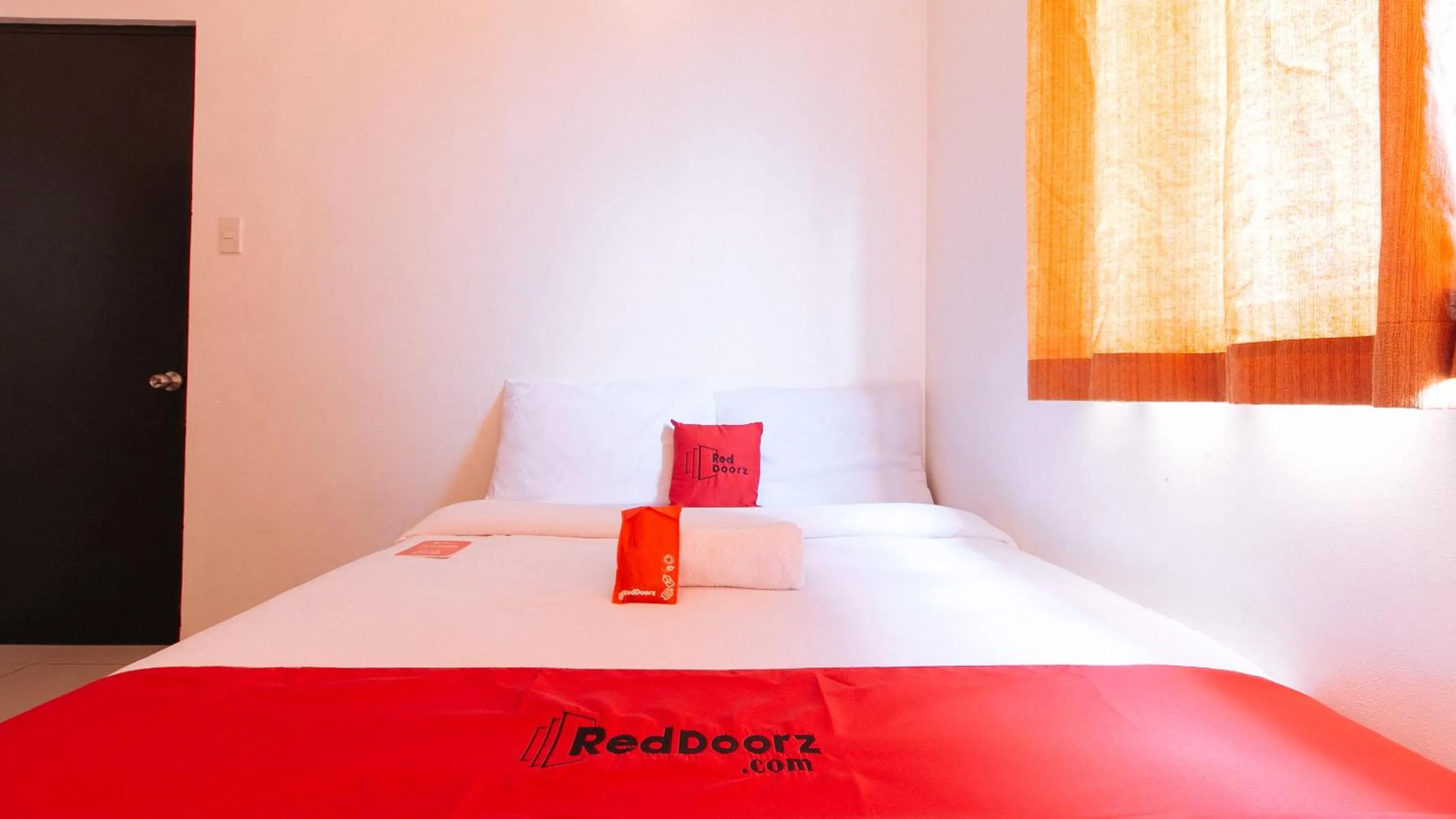 Bed in RedDoorz @ Jardin LRT Tayuman Manila
