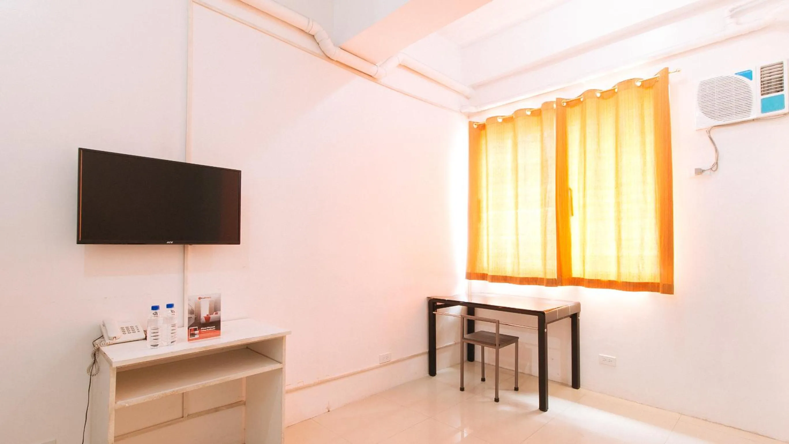 TV and multimedia in RedDoorz @ Jardin LRT Tayuman Manila