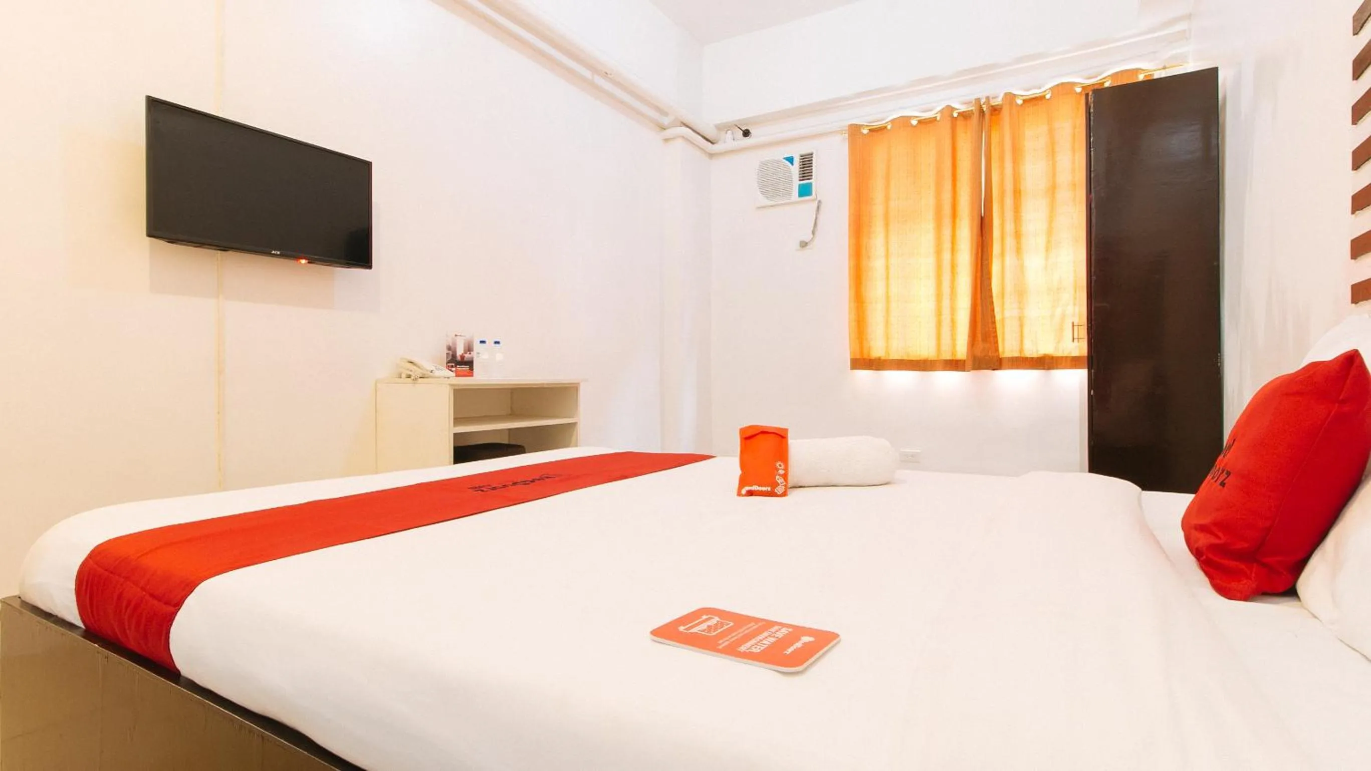 Bed in RedDoorz @ Jardin LRT Tayuman Manila