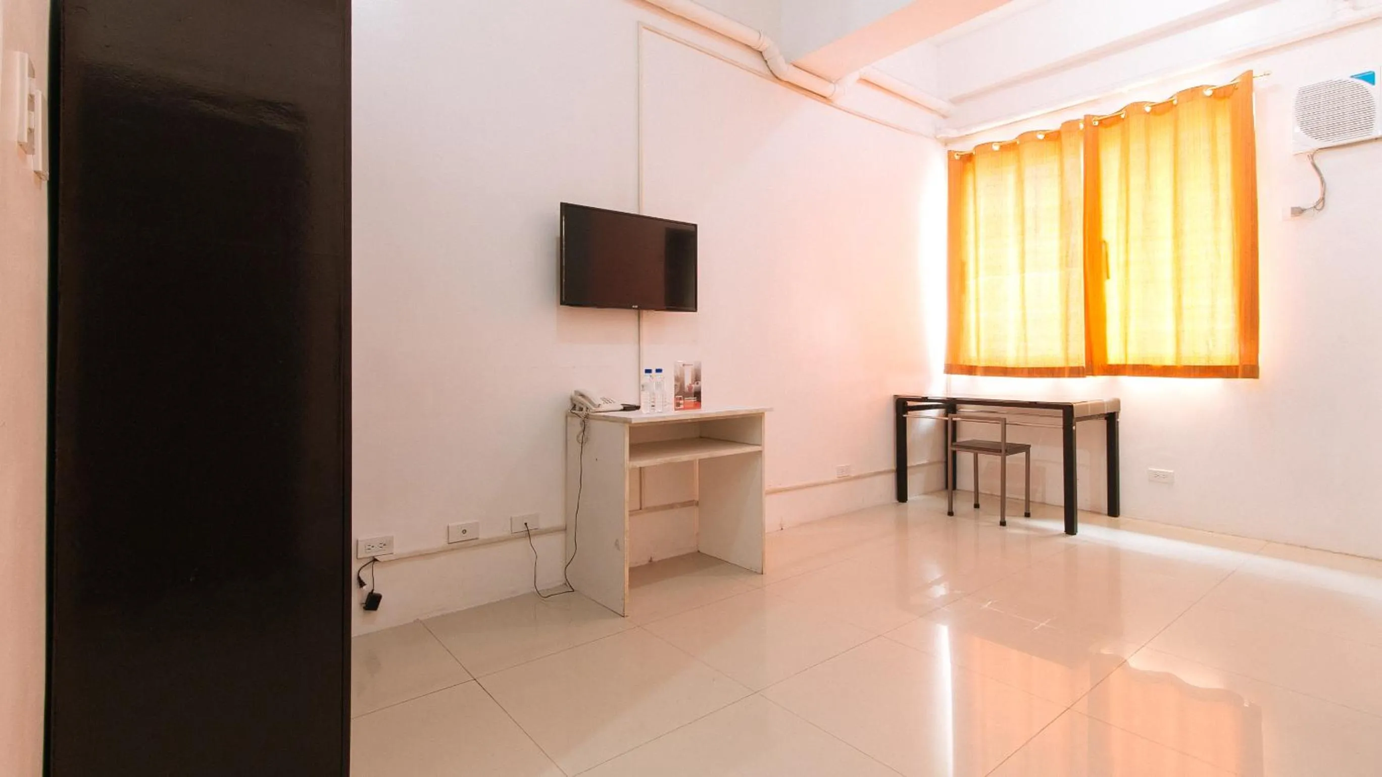 TV and multimedia in RedDoorz @ Jardin LRT Tayuman Manila