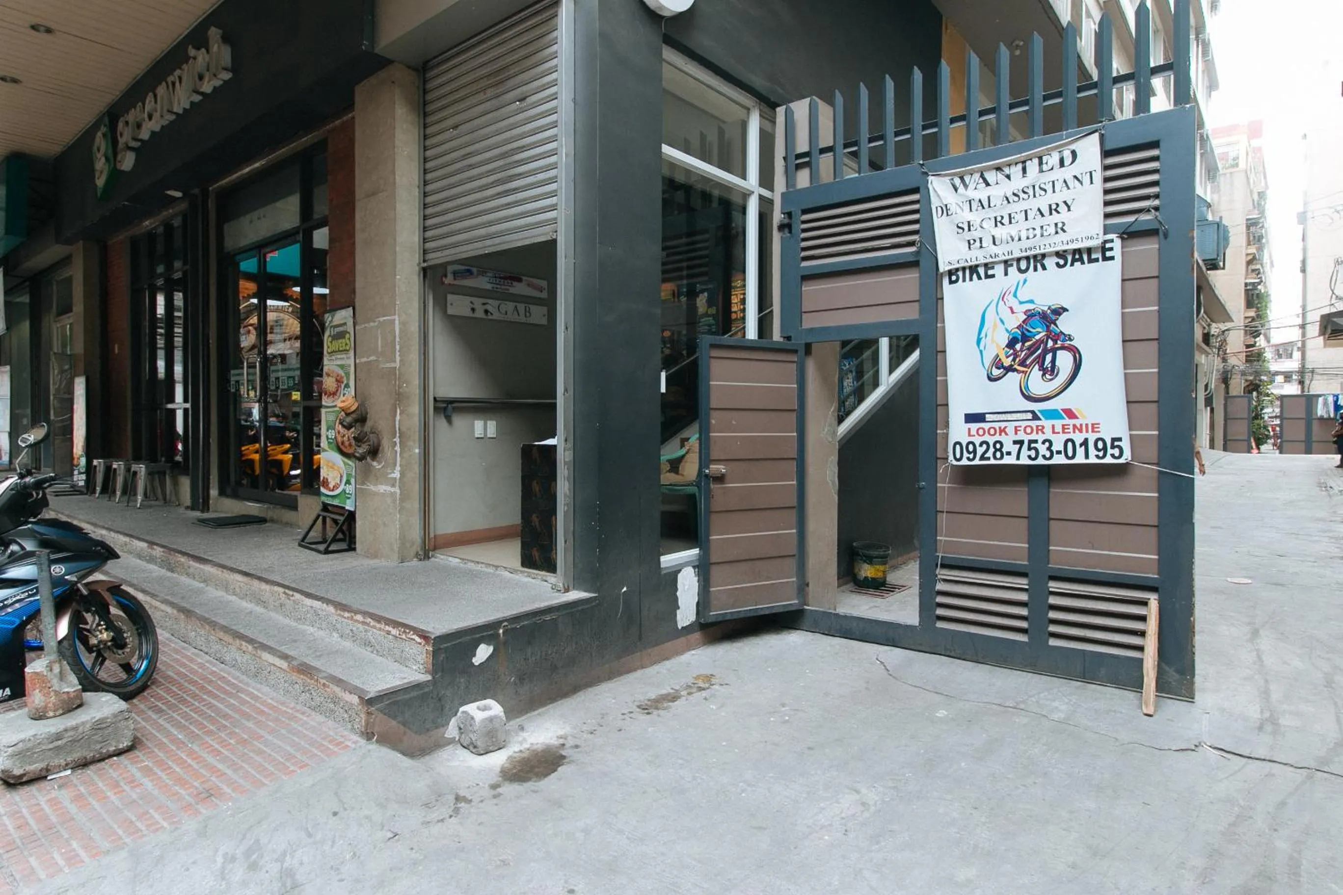 Facade/entrance in RedDoorz @ Jardin LRT Tayuman Manila