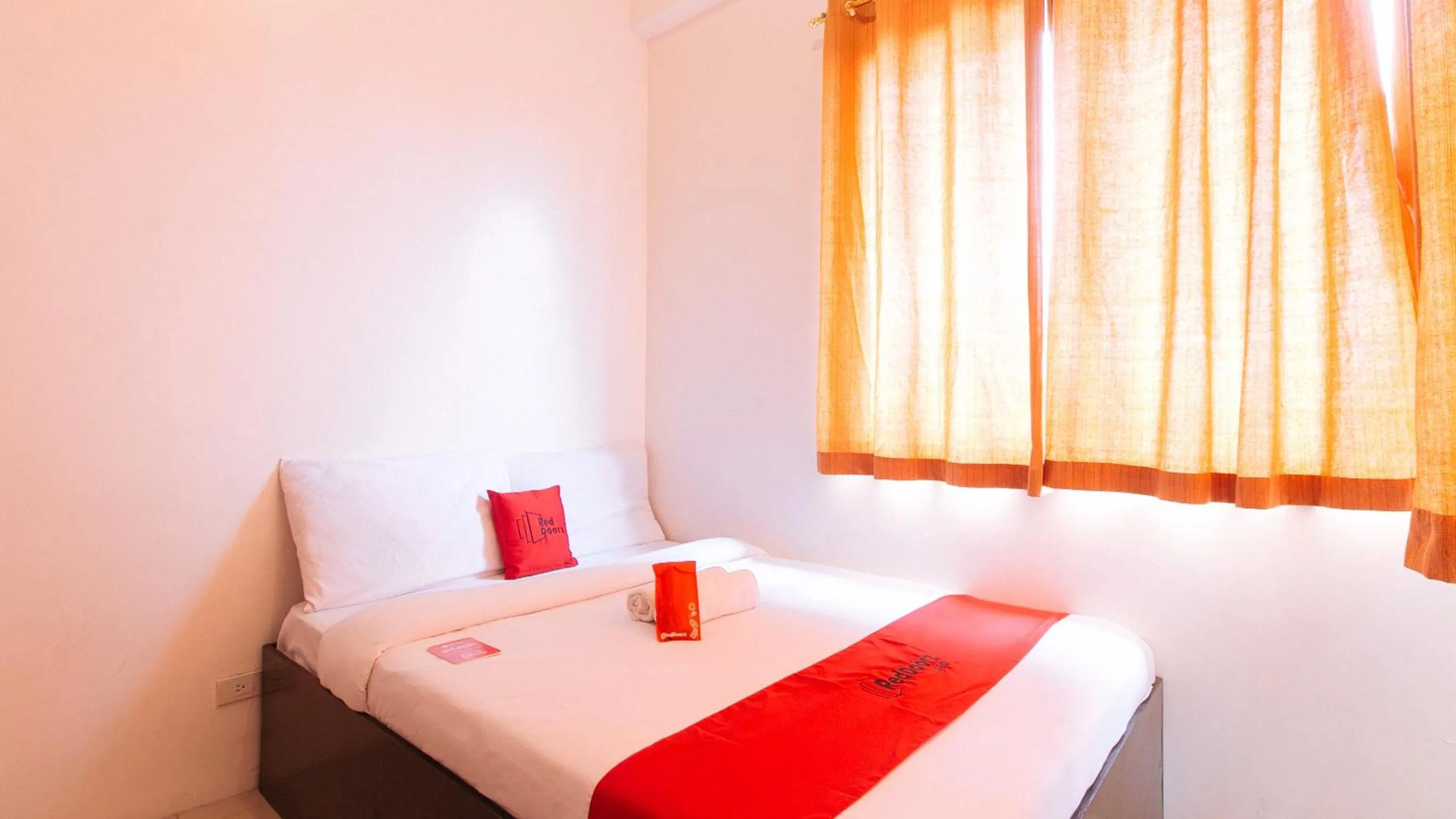 Photo of the whole room, Bed in RedDoorz @ Jardin LRT Tayuman Manila