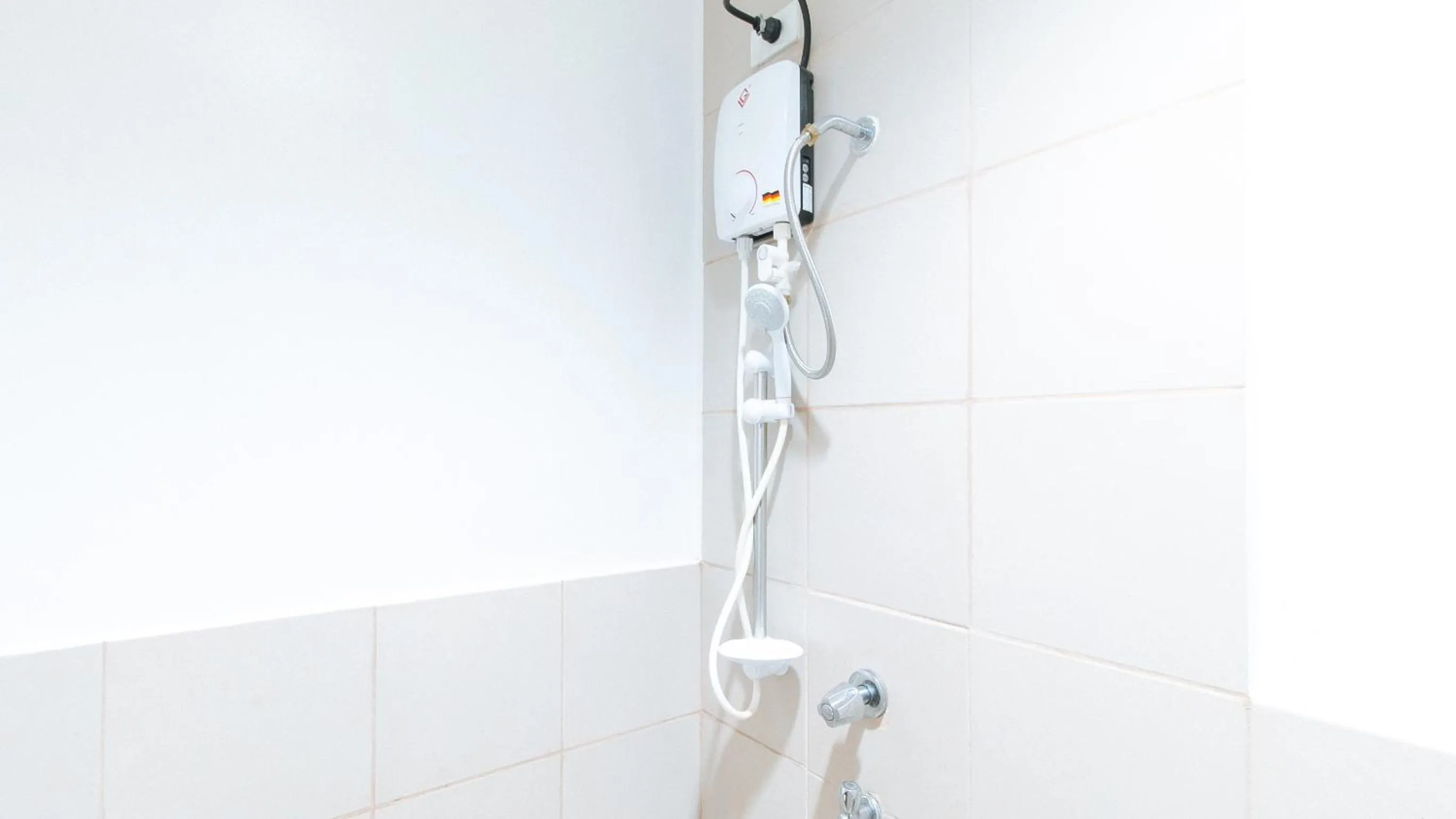 Shower in RedDoorz @ Jardin LRT Tayuman Manila