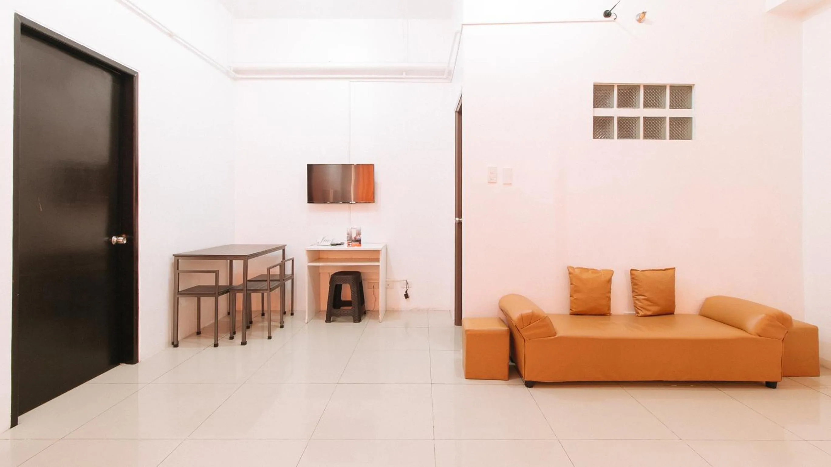 Kitchen or kitchenette in RedDoorz @ Jardin LRT Tayuman Manila