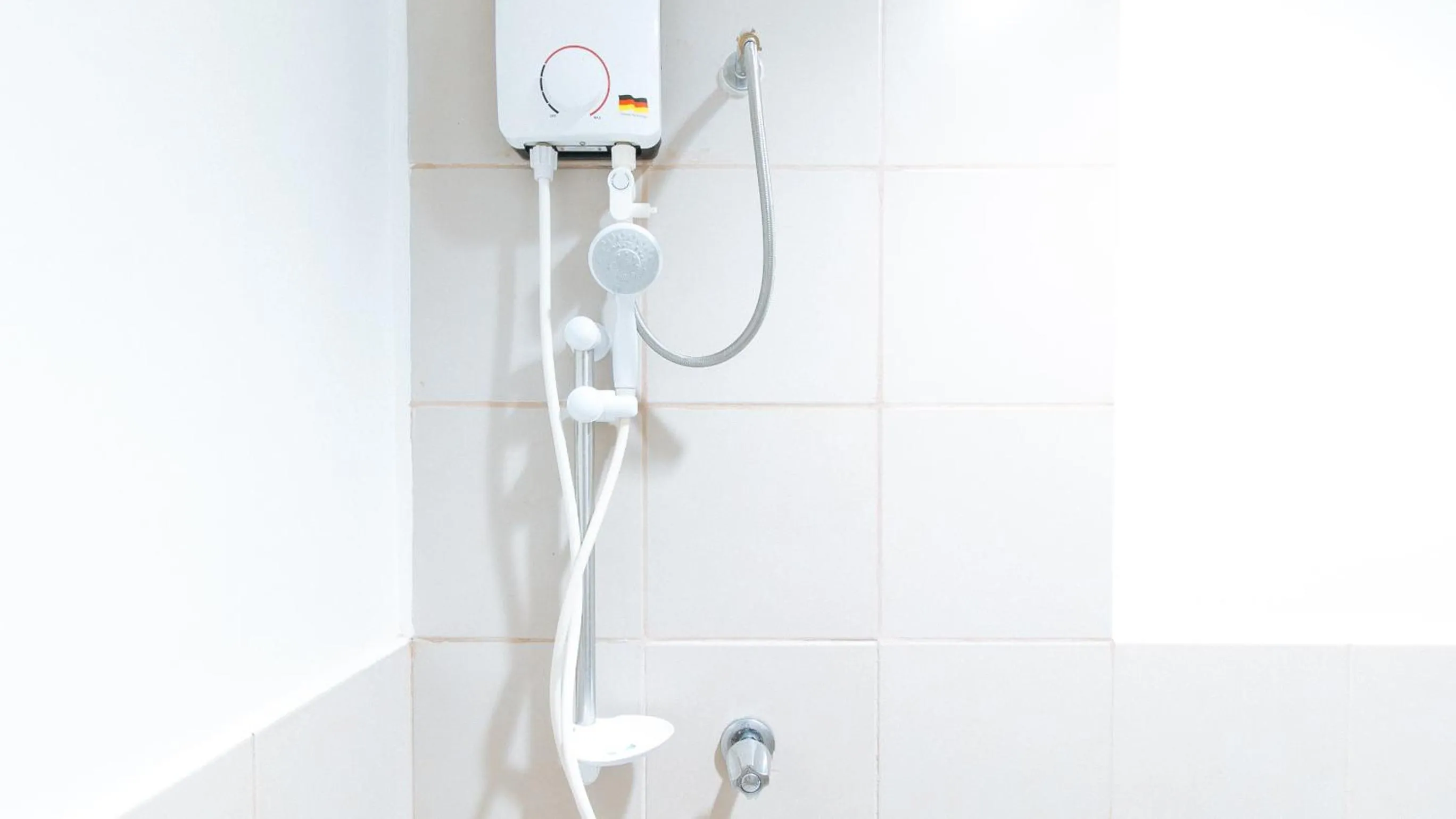 Shower in RedDoorz @ Jardin LRT Tayuman Manila