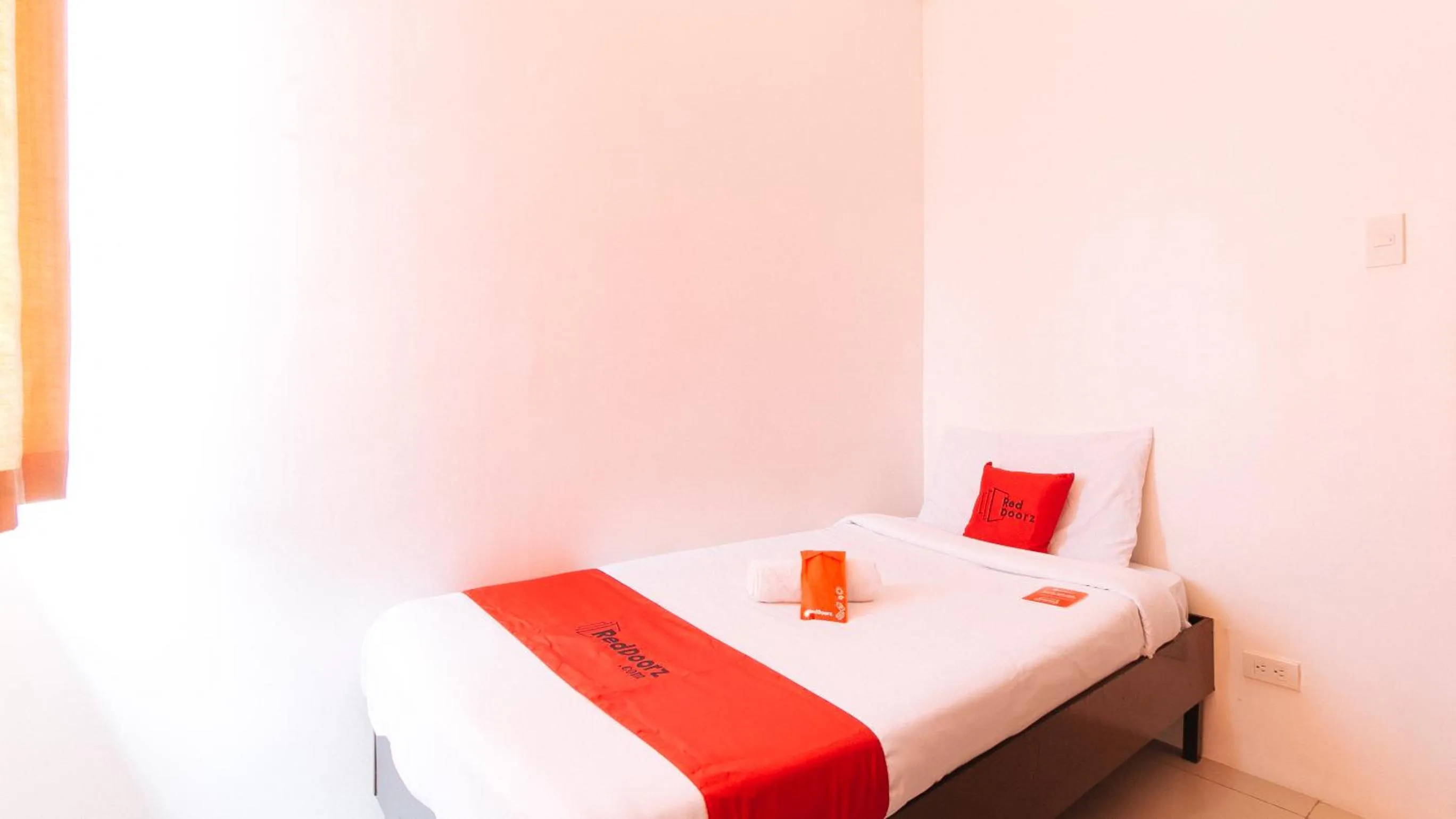 Bed in RedDoorz @ Jardin LRT Tayuman Manila