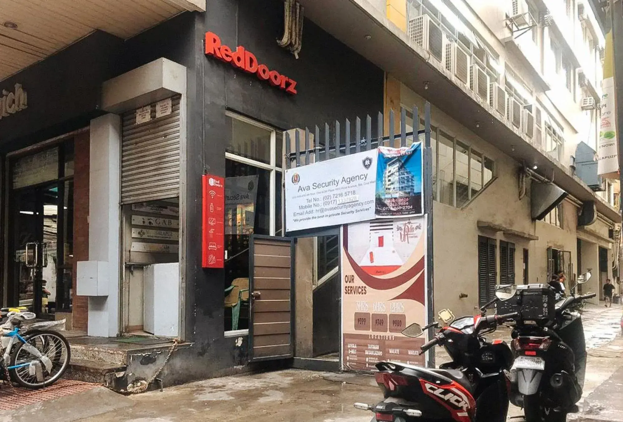 Facade/entrance in RedDoorz @ Jardin LRT Tayuman Manila Facade/entrance in RedDoorz @ Jardin LRT Tayuman Manila