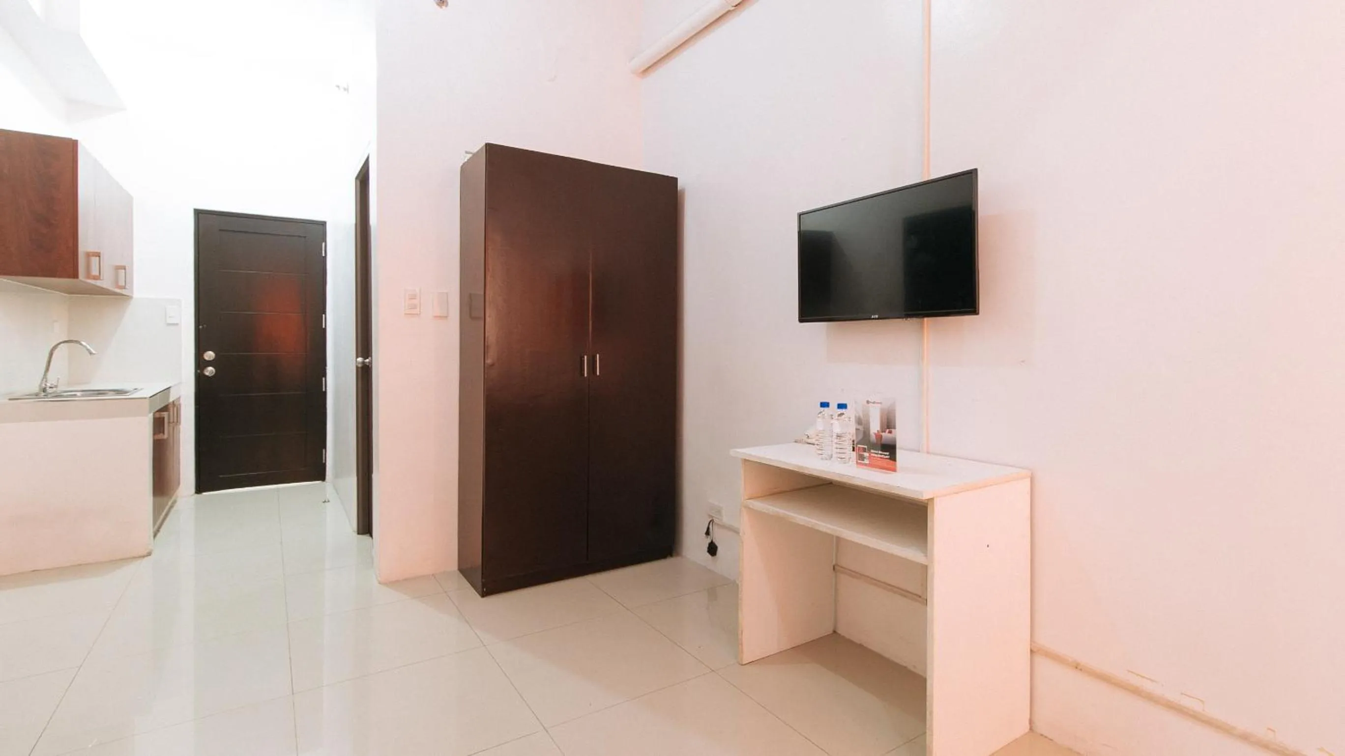 TV and multimedia in RedDoorz @ Jardin LRT Tayuman Manila