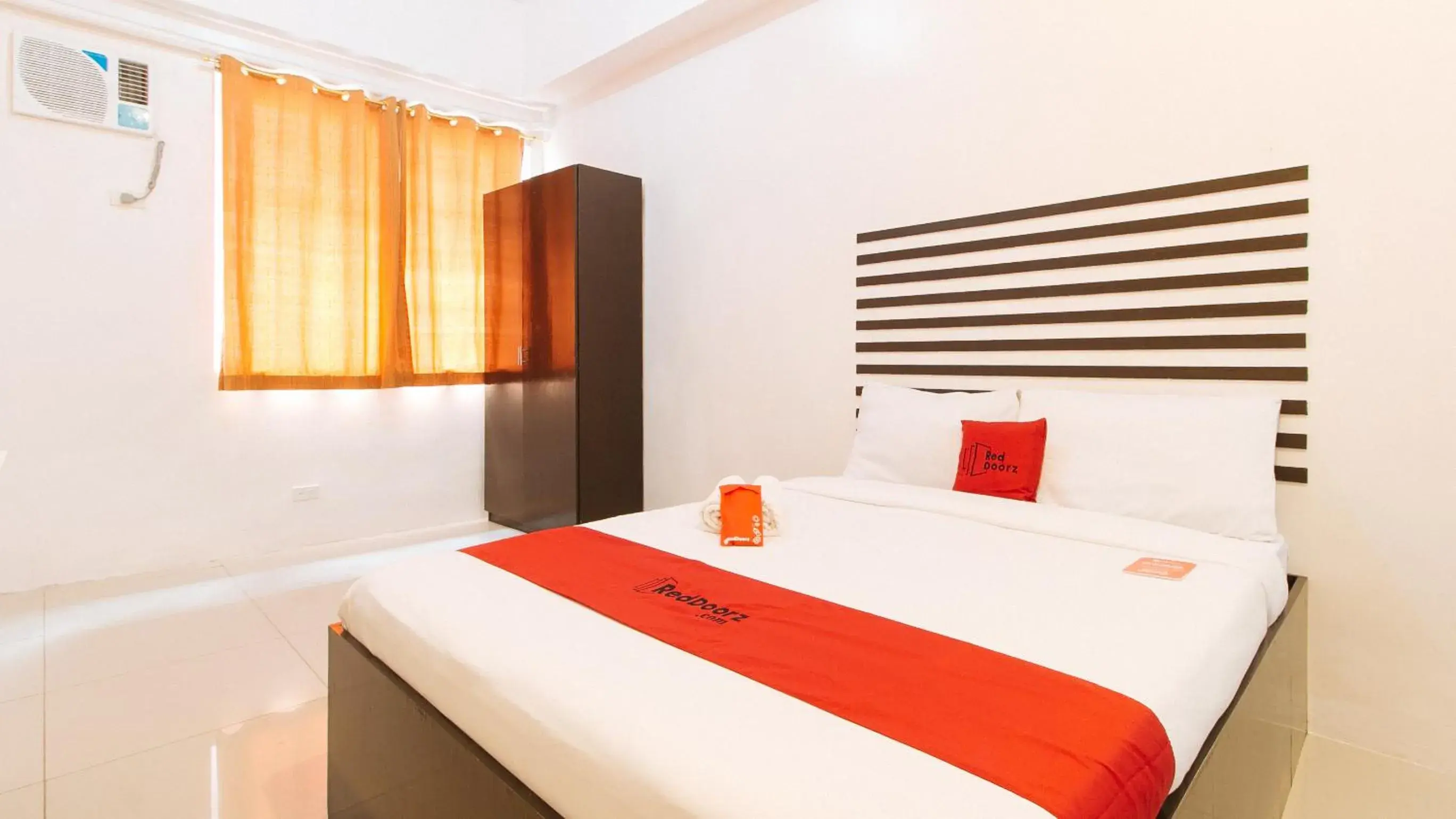 Bed in RedDoorz @ Jardin LRT Tayuman Manila Bed in RedDoorz @ Jardin LRT Tayuman Manila