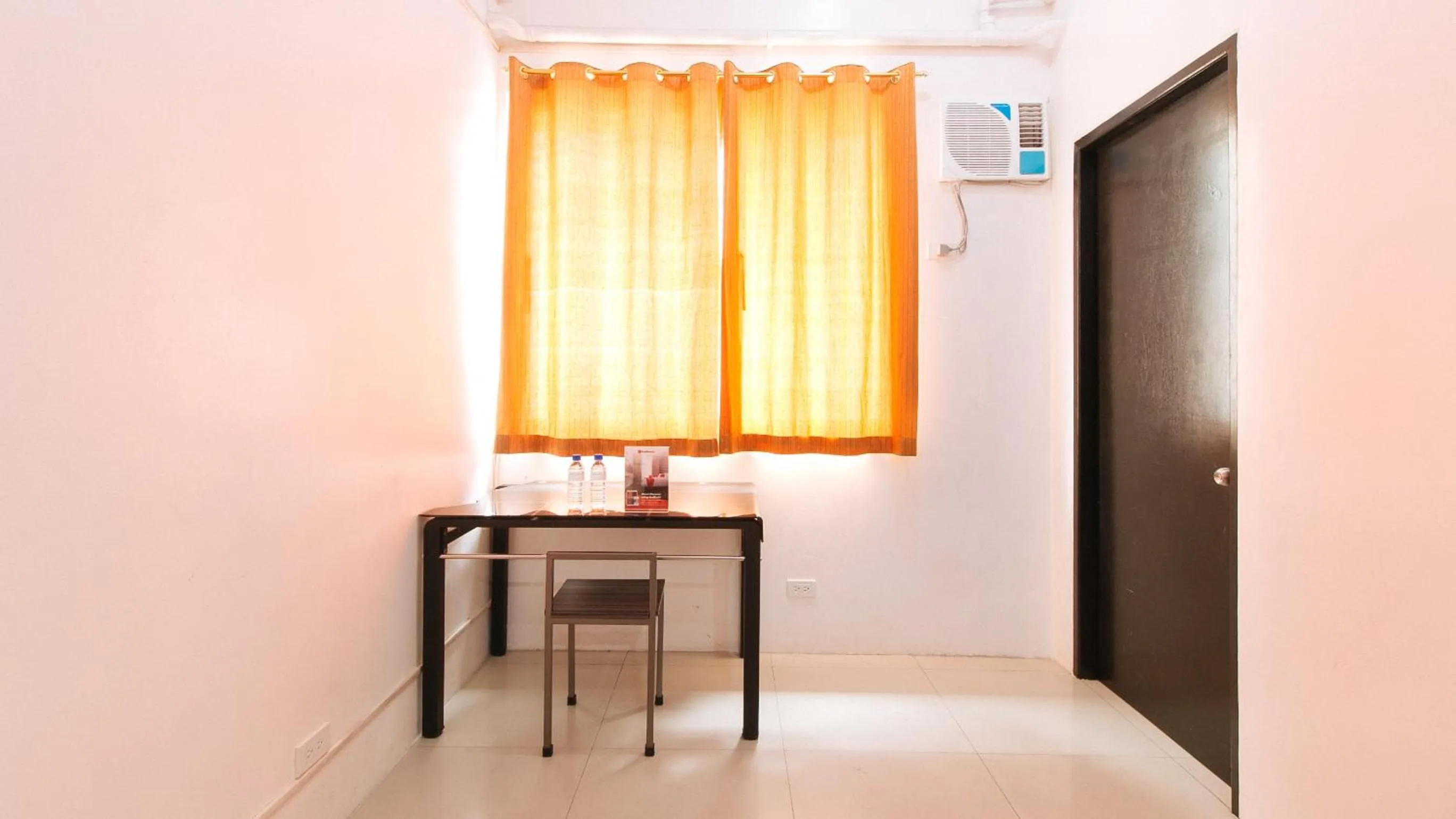 Dining area in RedDoorz @ Jardin LRT Tayuman Manila