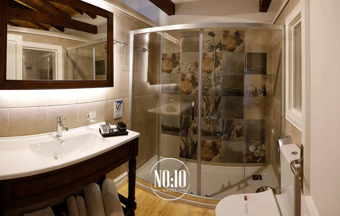 Shower in No 10 Hotel