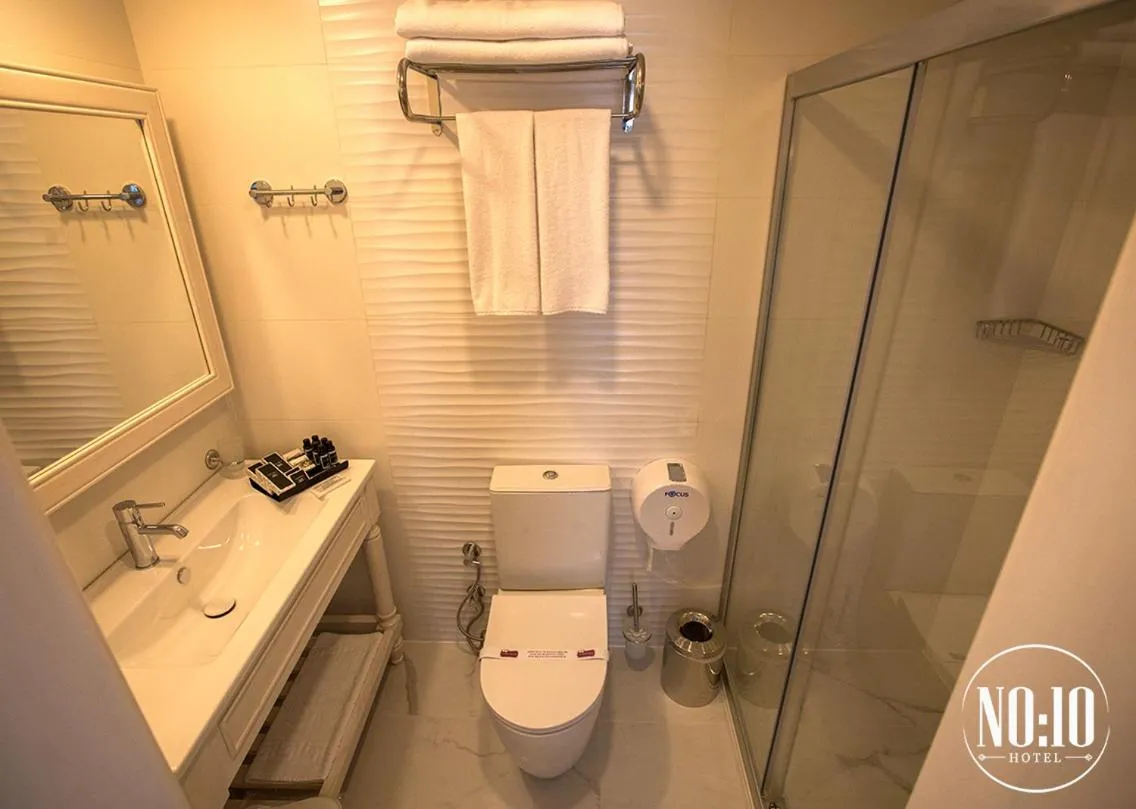 Shower in No 10 Hotel