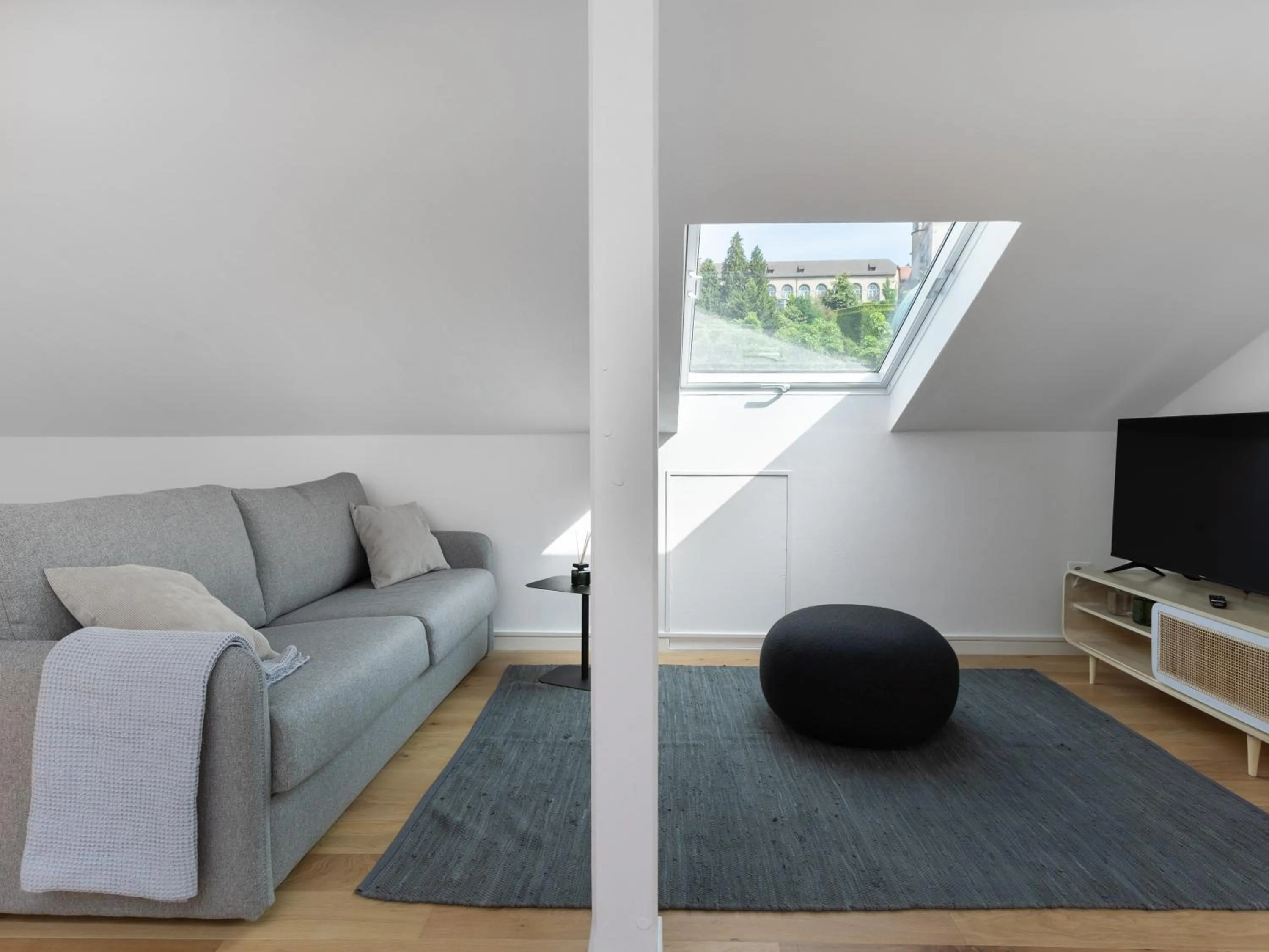 TV and multimedia in Limehome Baden-Baden Bäderstraße