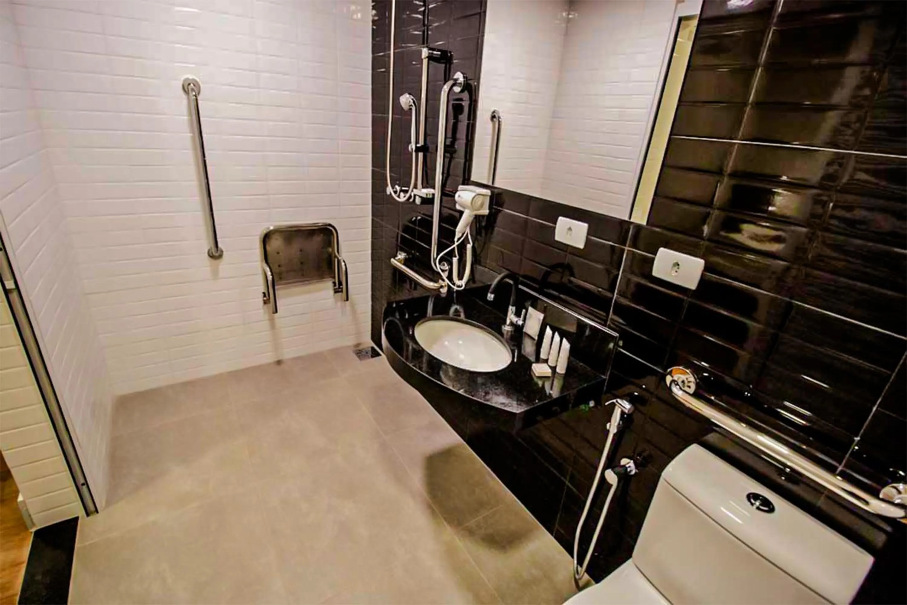 Bathroom in ibis Styles Bonito