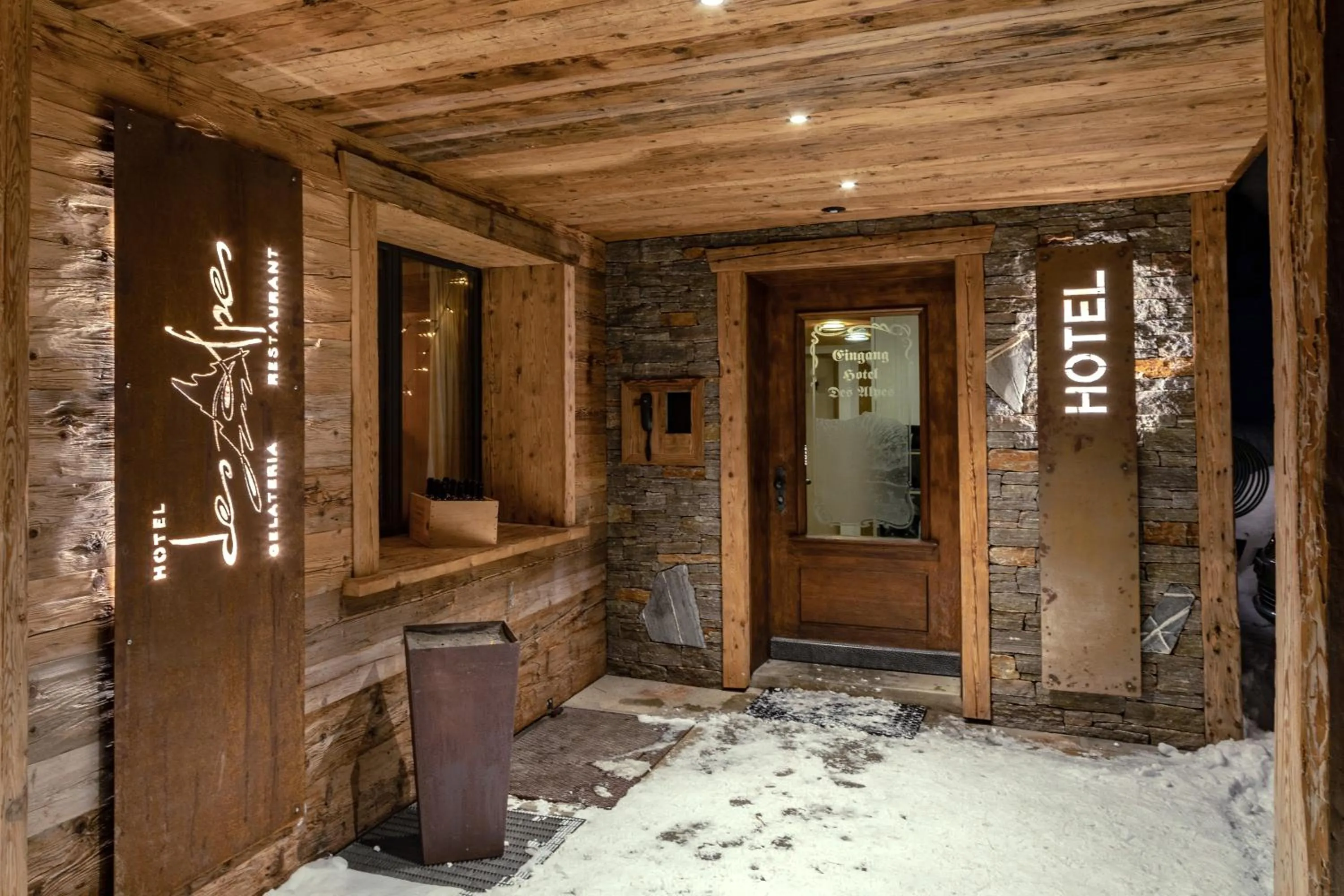 Facade/entrance in Hotel Des Alpes