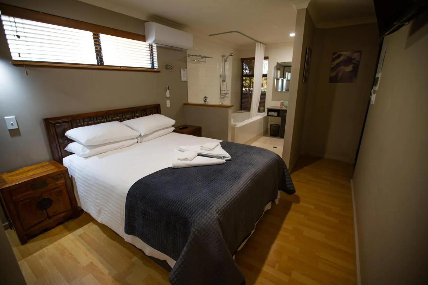 Facade/entrance, Bed in Dunn Bay Village Resort Homes