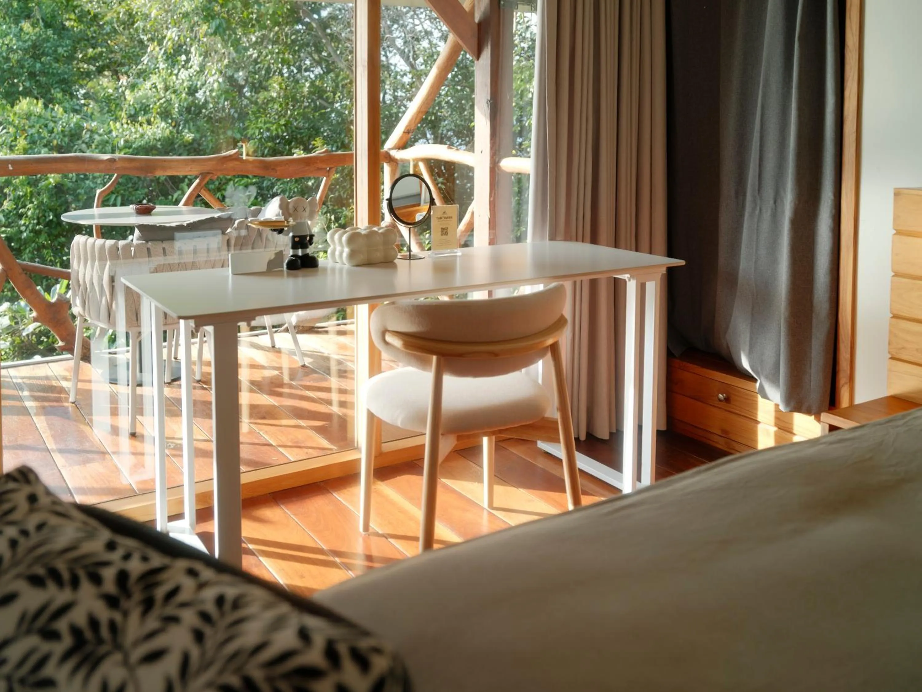 Balcony/Terrace, Bed in Tantawan sea view residence 山海居